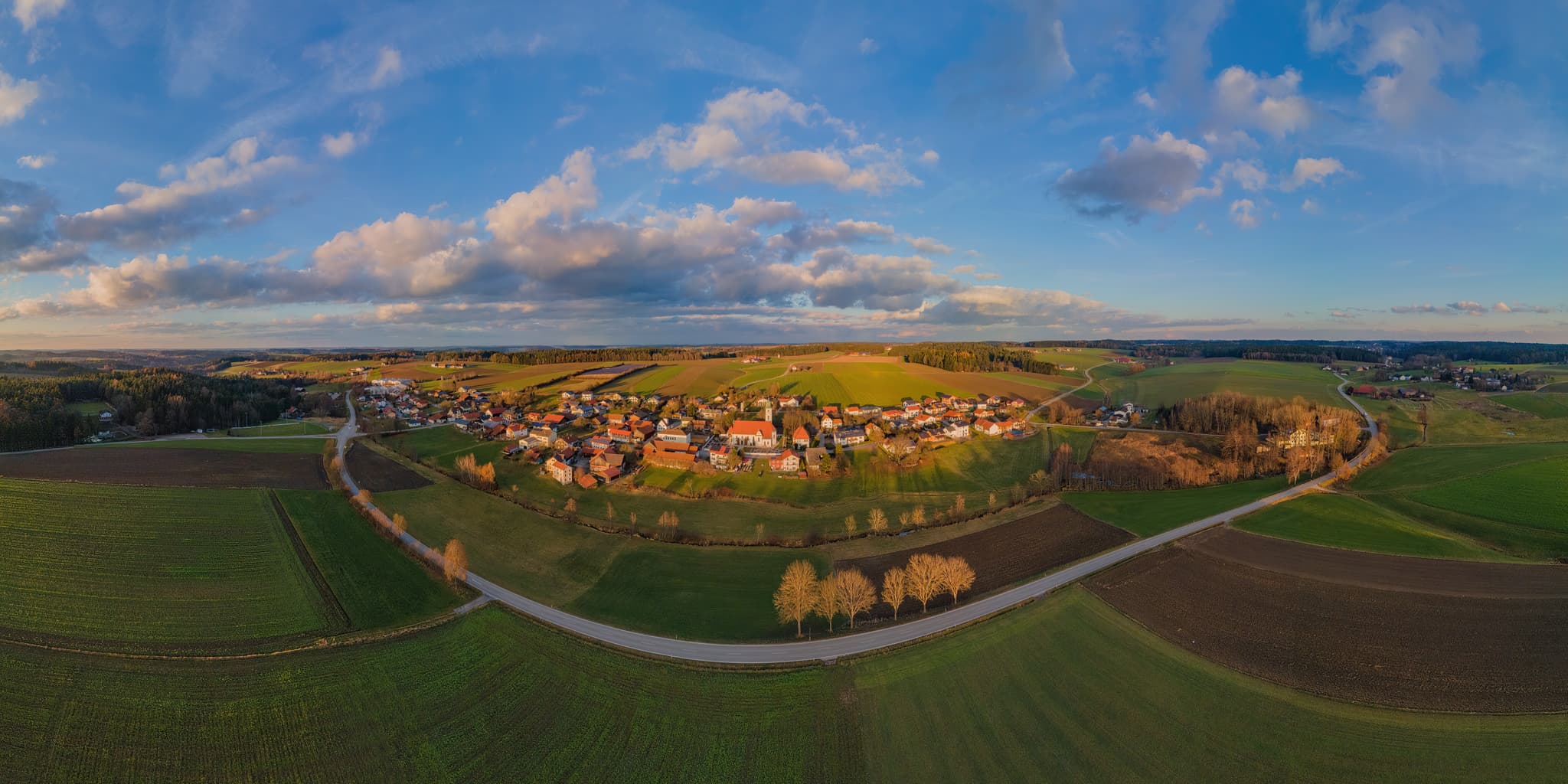 Panoramaansicht Ulbering, Rottal-Inn, Niederbayern - Luftaufnahme Ulbering, Wittibreut, Rottal-Inn, Niederbayern, Deutschland. Dorf in B‰derdrieck-Region mit Kirche, Feldern, H¸geln, Straﬂe. L‰ndliche Szenerie.
