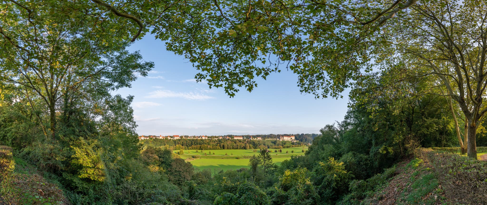 Panoramablick vom Parkplatz Burgblick, Altötting, Oberbayern - Panoramablick vom Parkplatz Burgblick bei Burghausen im Landkreis Altötting, Oberbayern. Grüne Landschaft und Siedlungsgebiete der Inn-Salzach Region.