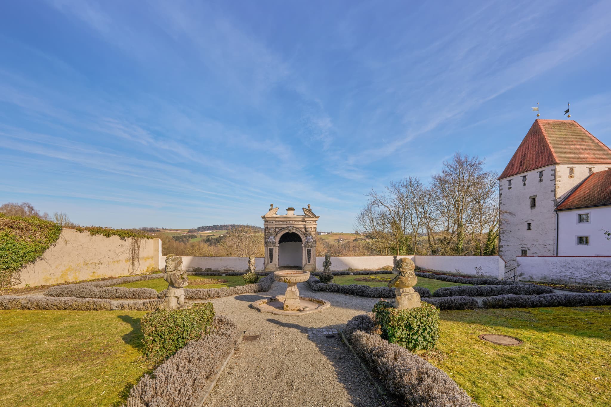 Paradiesgarten und Grotte auf Schloss Neuburg am Inn, Passau - Historischer Barockgarten, Paradiesgarten mit Grotte auf Schloss Neuburg am Inn, Landkreis Passau. Parkanlage in der Region Donau-Wald, Niederbayern.