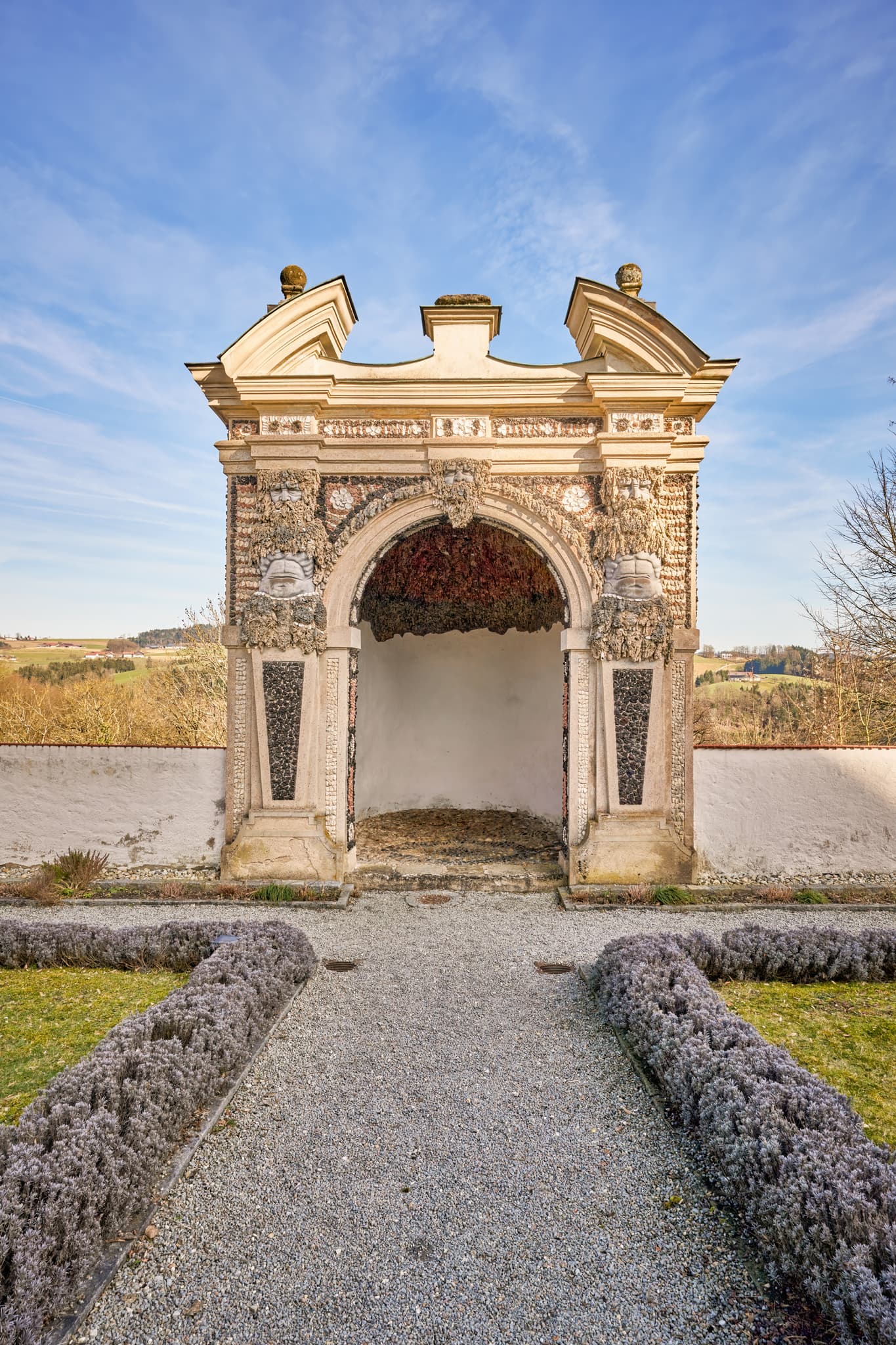 Paradiesgarten und Grotte auf Schloss Neuburg am Inn, Passau - Historischer Barockgarten, Paradiesgarten mit Grotte auf Schloss Neuburg am Inn, Landkreis Passau. Parkanlage in der Region Donau-Wald, Niederbayern.