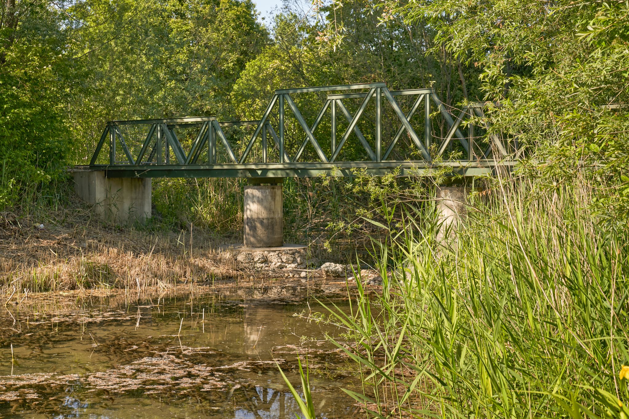 Parkbahn Anlage, Neuötting, Oberbayern, Inn-Salzach - Miniatur-Parkbahnanlage in Neuötting, Altötting, Oberbayern. Szene zeigt Modellgleise, Gebäude und grünen Baumbestand. Region Inn-Salzach, Deutschland.