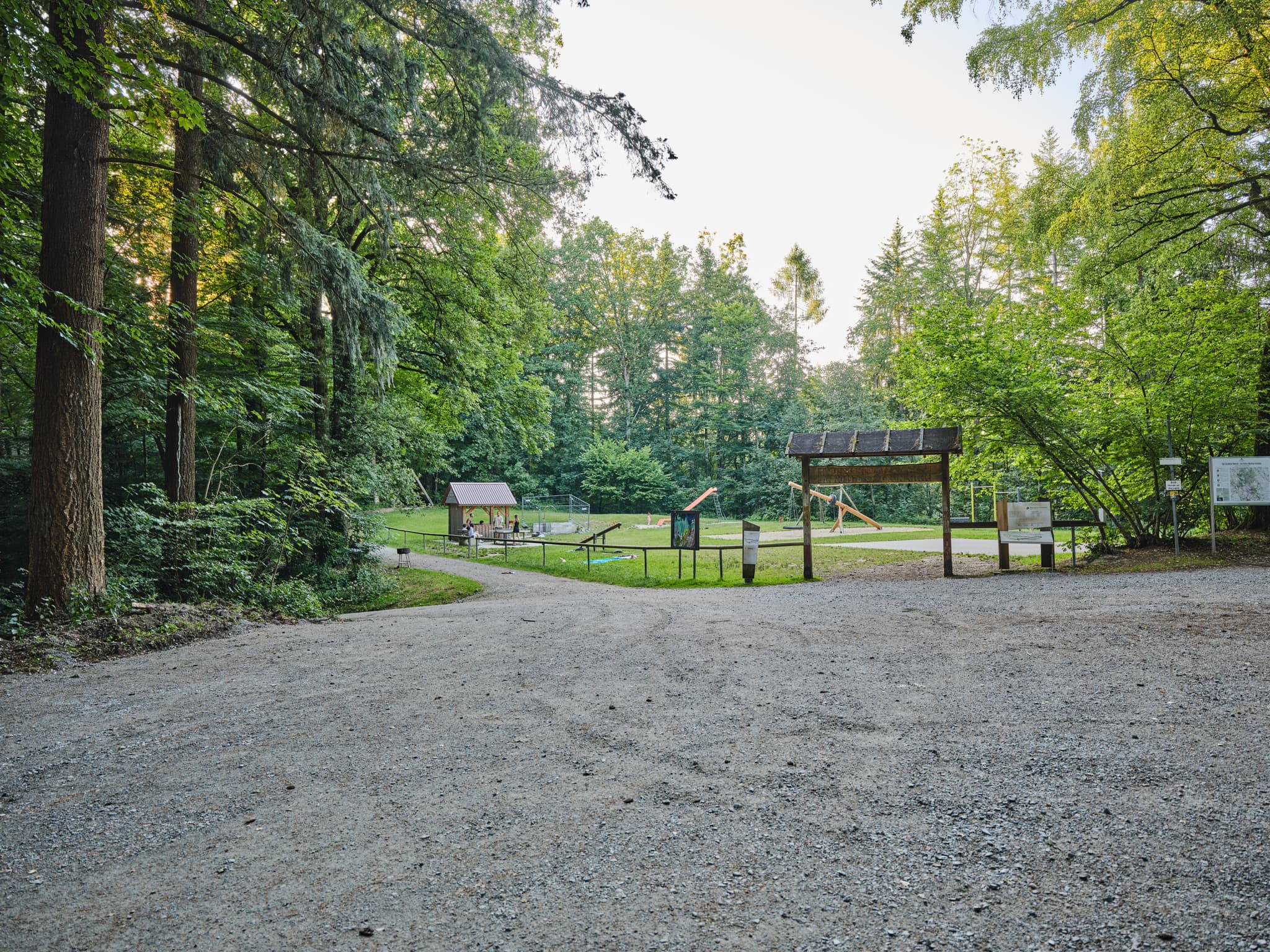 Parkplatz an der Waldwunderwelt, Bad Griesbach, Passau - Parkplatz Waldwunderwelt in Bad Griesbach, Landkreis Passau, Niederbayern, Bayern. Das Bild zeigt einen Waldweg mit Spielplatz.  Bayerischer Wald. Deutschland.