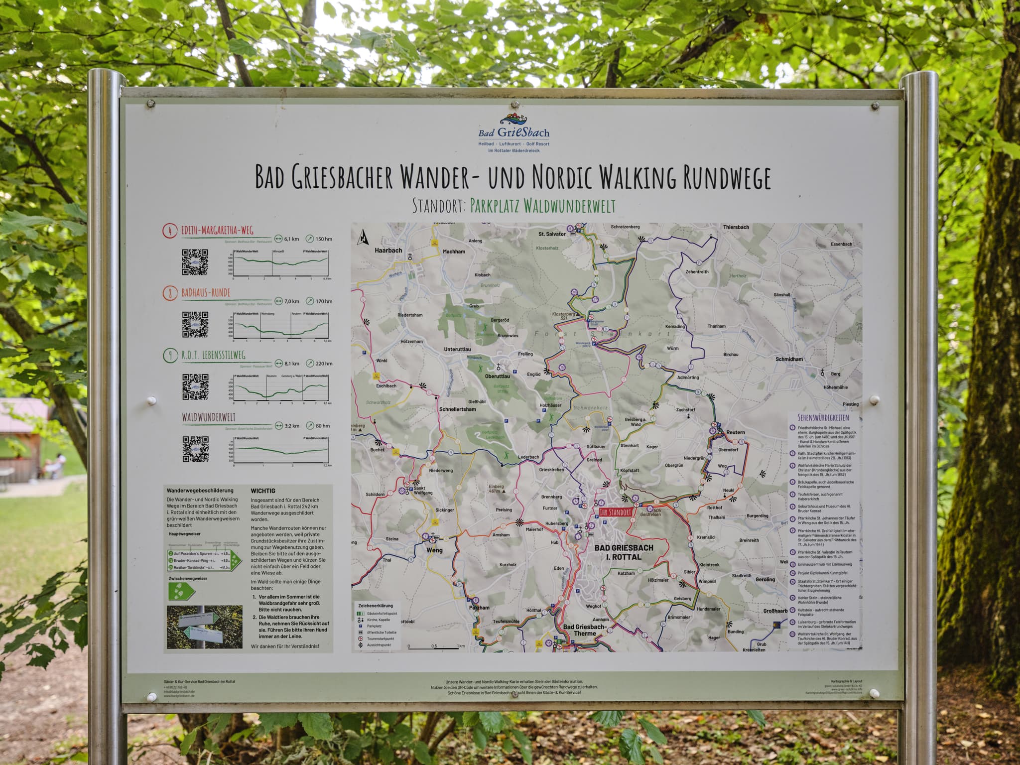 Parkplatz an der Waldwunderwelt, Bad Griesbach, Passau - Parkplatz Waldwunderwelt in Bad Griesbach, Landkreis Passau, Niederbayern, Bayern. Das Bild zeigt einen Waldweg mit Spielplatz.  Bayerischer Wald. Deutschland.