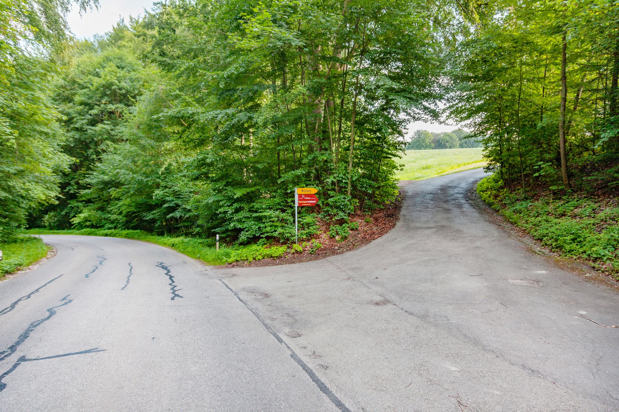 Parkplatz Oberschroffen, Altötting, Oberbayern, Inn-Salzach - Bild zeigt einen Parkplatz zu den Geologische Orgeln in Oberschroffen, Gemeinde Unterneukirchen, Landkreis Altötting, Oberbayern, Region Inn-Salzach.