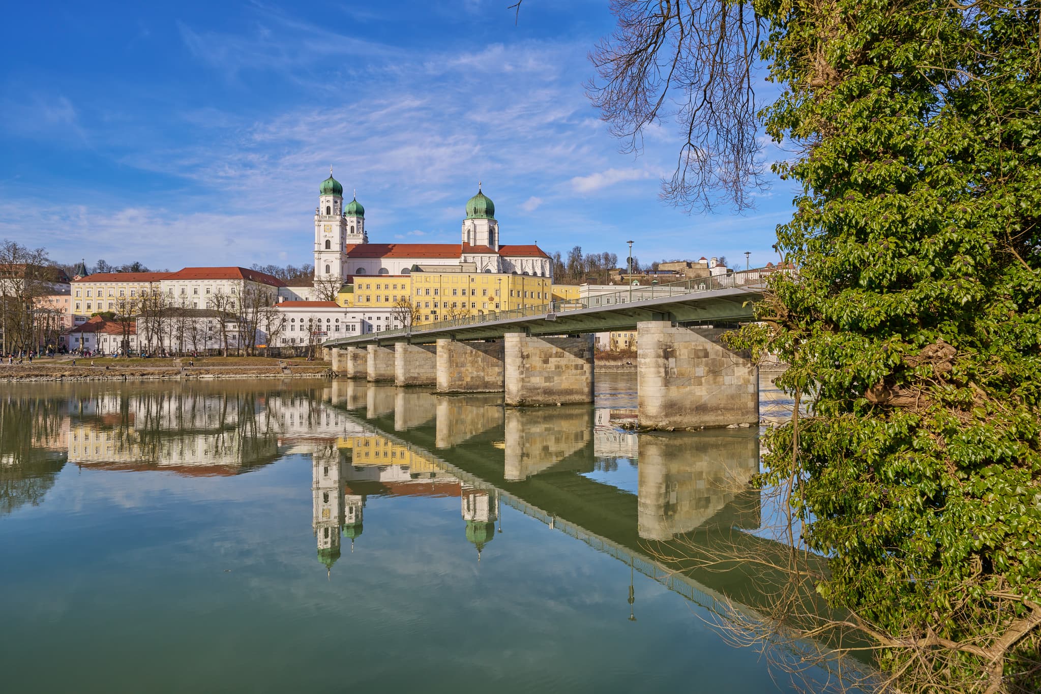 Passau Innstadt: Dom, Inn-Brücke - Niederbayern, Inn-Salzach - Passau, Innstadt: Beeindruckende Ansicht des Passauer Domes und der Inn-Brücke in Niederbayern, Region Inn-Salzach, Deutschland.  Sonniger Tag am Inn.