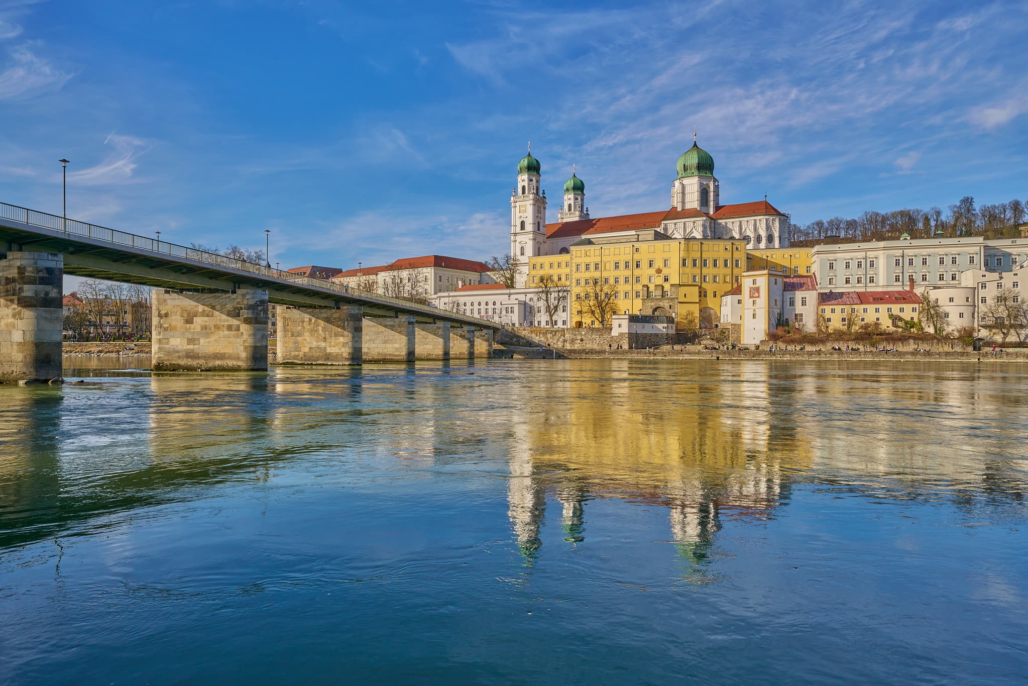 Passau Innstadt: Dom St. Stephan, Niederbayern, Inn-Salzach - Ansicht des Passauer Doms St. Stephan an der Innstadt in Niederbayern, Spiegelung am Inn, Deutschland. Beeindruckende Architektur und Flusslandschaft.