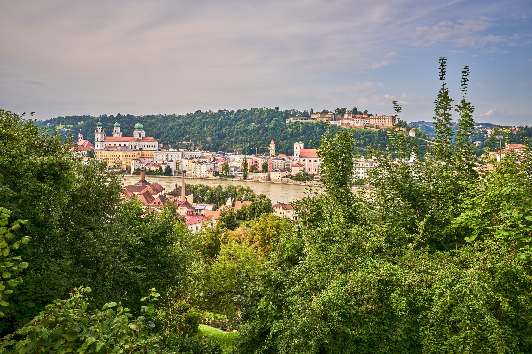 Passau: Innstadt Mariahilf & Niederbayern - Panoramablick - Panorama von Innstadt Mariahilf in Passau, Niederbayern, Deutschland. Entdecken Sie die Schönheit des Bayerischen Waldes und die historische Altstadt.