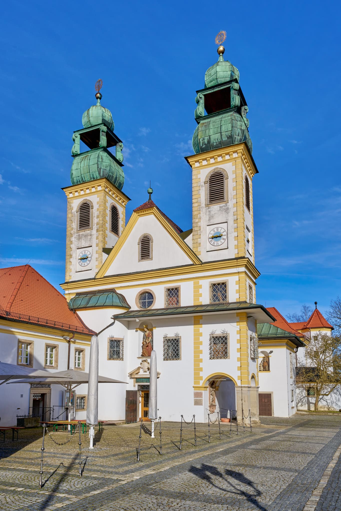 Passau, Innstadt, Wallfahrtskirche, Mariahilf, Klosterkirche - Die Wallfahrtskirche Mariahilf ist eine Klosterkirche, über dem Inn in der Innstatt bei Passau. Sie ist auch über eine Wallfahrerstiege zu erreichen.