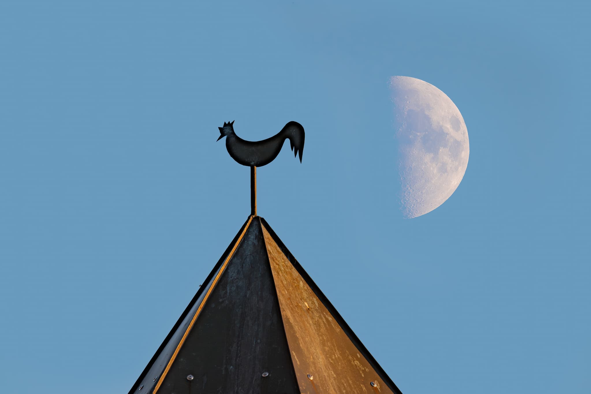 Pavillon Hahn Mond, Bad Griesbach, Passau, Niederbayern - Ansicht des Kurpark Pavillons mit Wetterhahn und aufgehendem Mond in Bad Griesbach, Landkreis Passau, Niederbayern, Deutschland.