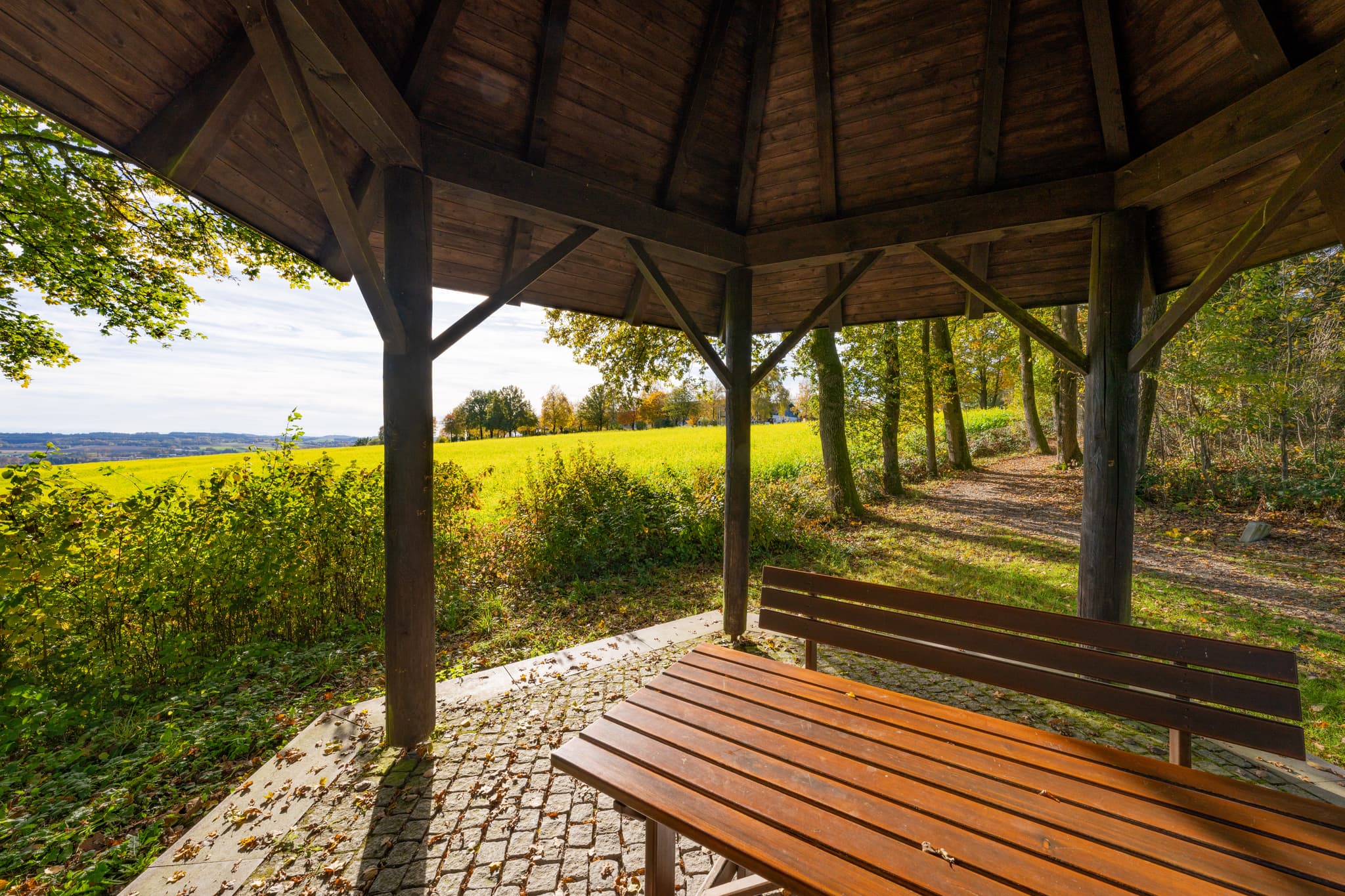 Pavillon Kurpark Bad Griesbach, Passau, Niederbayern - Herbstlicher Pavillon im Kurpark Bad Griesbach, Landkreis Passau, Niederbayern. Ein idyllischer Ort im Bäderdreieck, Deutschland, um die Natur zu genießen.