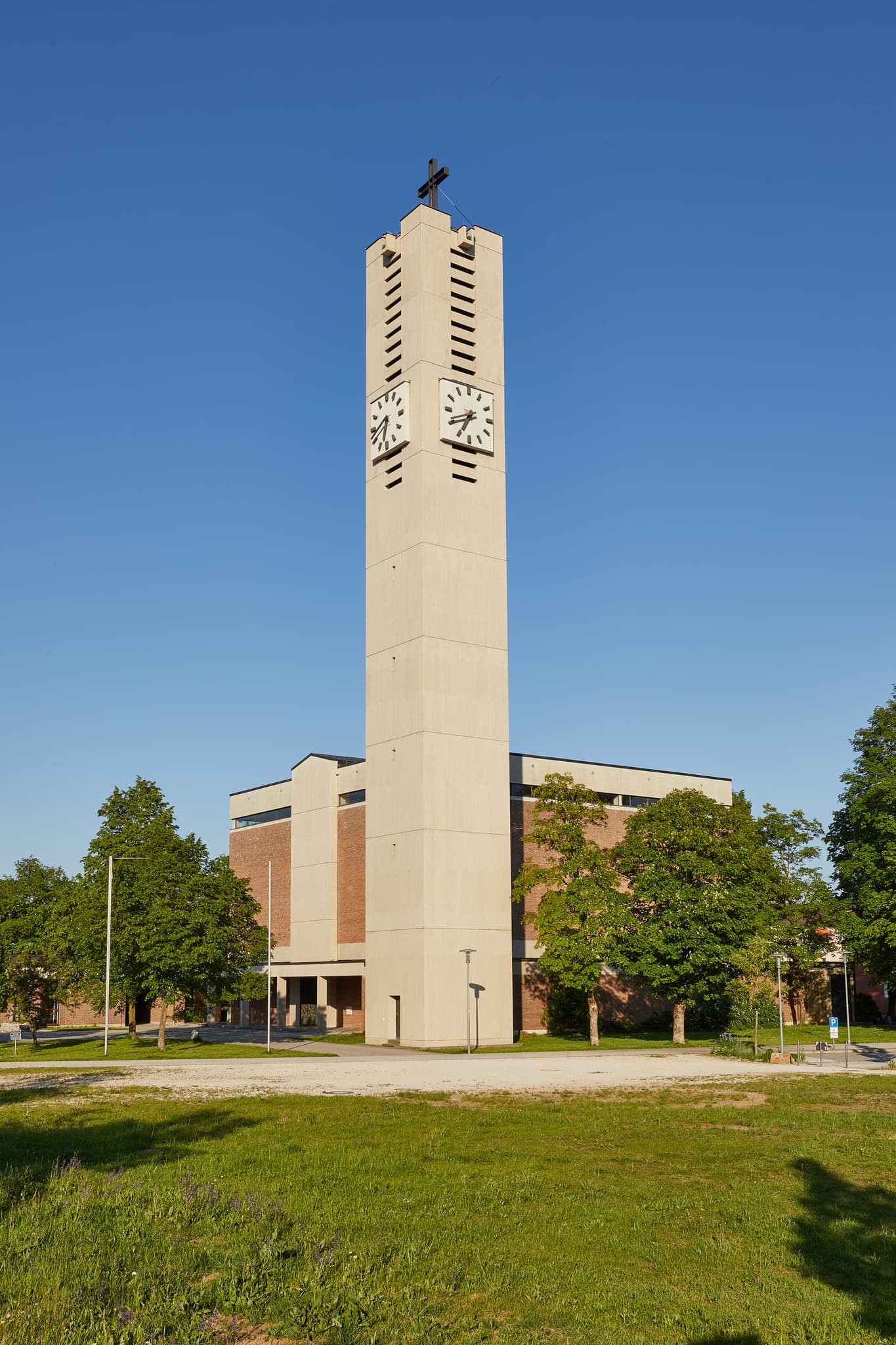 Pfarrkirche Heilig Geist, Emmerting, Altötting, Oberbayern - Pfarrkirche Heilig Geist in Emmerting, Landkreis Altötting, Oberbayern, Deutschland. Kirchengebäude mit Glockenturm, Inn-Salzach-Region.