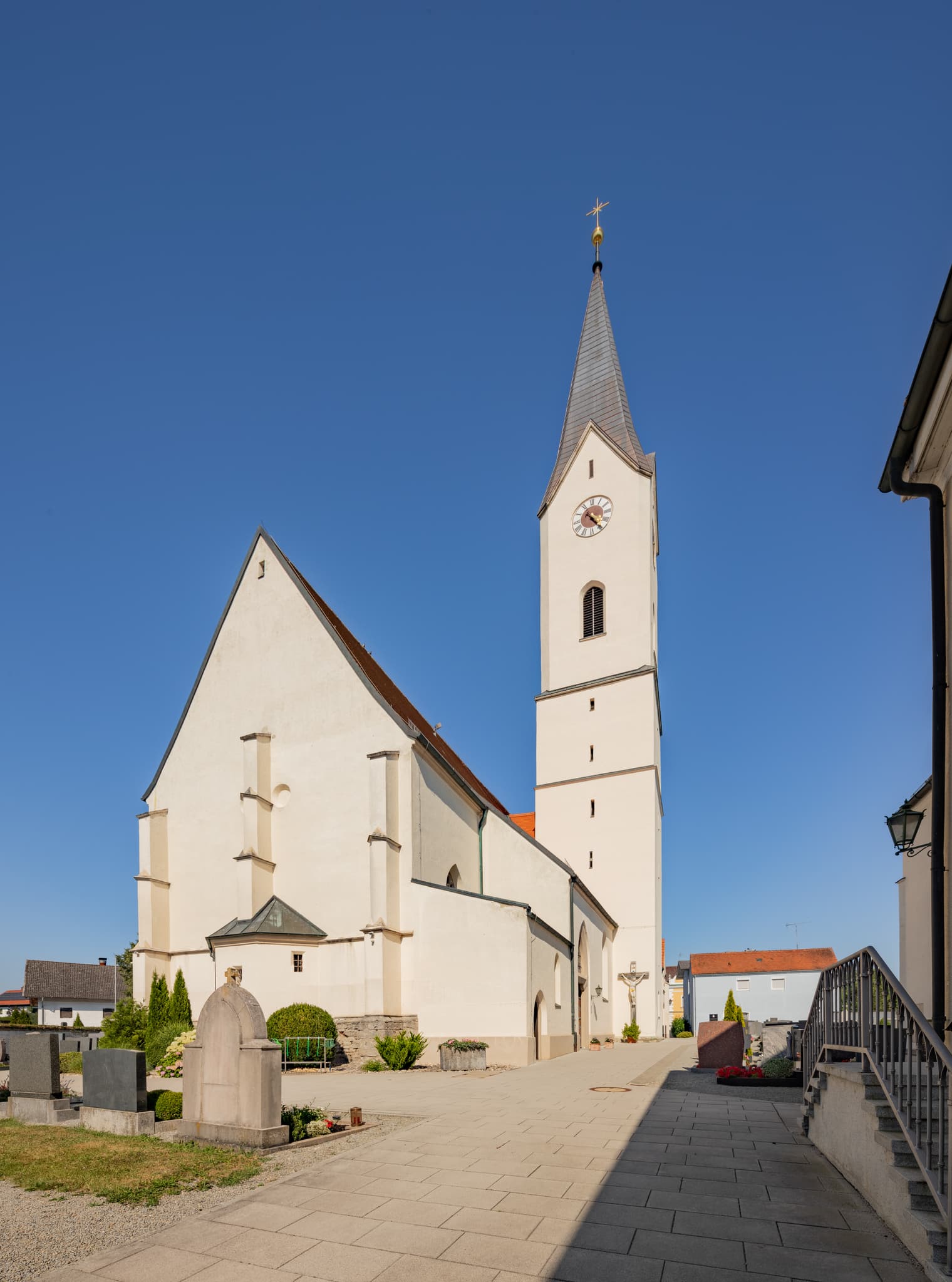 Pfarrkirche Karpfham, Bad Griesbach, Passau, Niederbayern - Die Pfarrkirche Maria Himmelfahrt in Karpfham, einem Ortsteil von Bad Griesbach im Landkreis Passau, Niederbayern, Deutschland. Im Herzen des Bäderdreiecks.