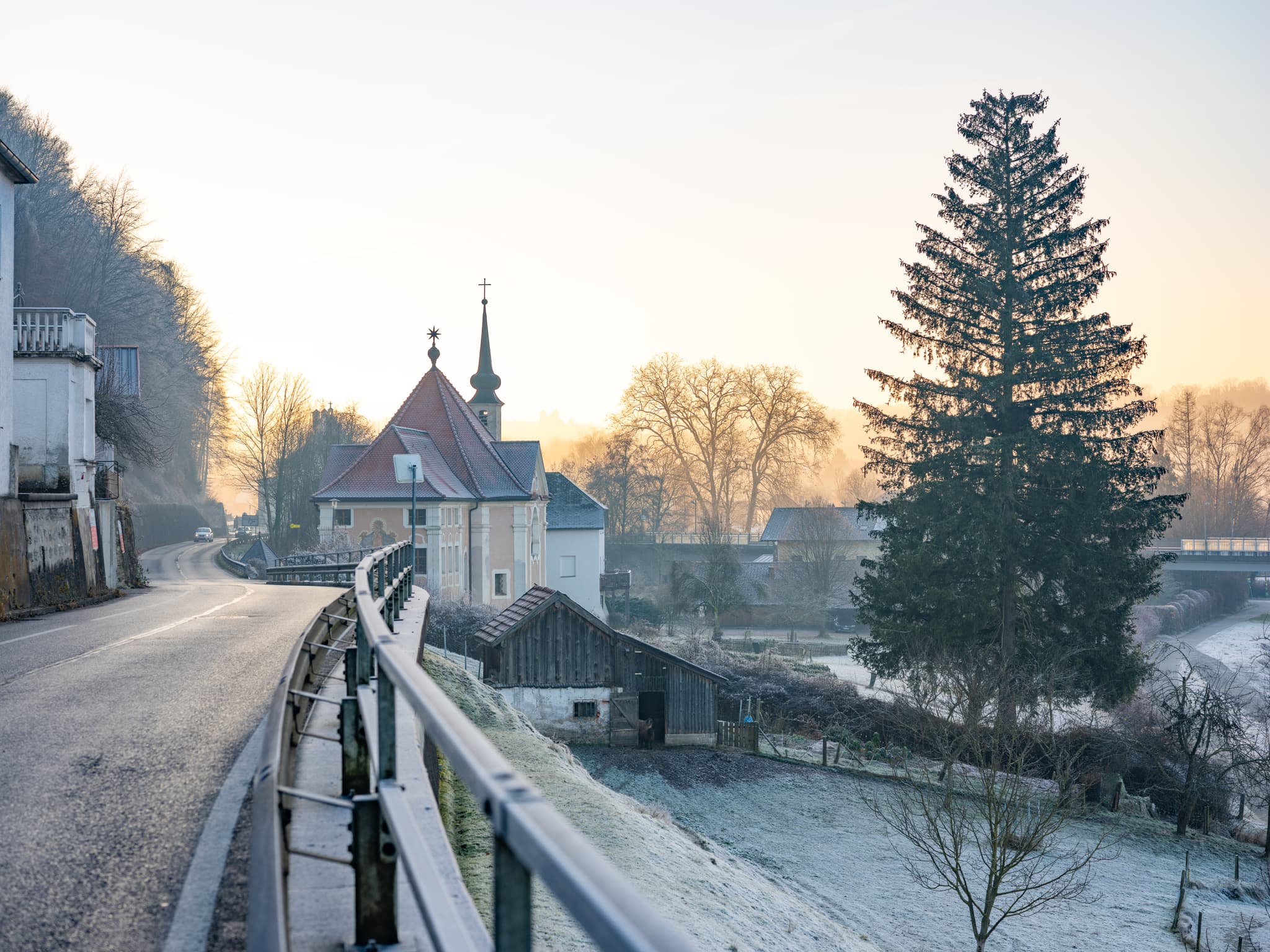 Pfarrkirche Maria Ach, Wanghausen, Hochburg-Ach, Braunau - Pfarrkirche Maria Ach in Hochburg-Ach, Braunau am Inn, Oberösterreich, Innviertel, Österreich, eingebettet in eine winterliche Landschaft bei Morgenstimmung.