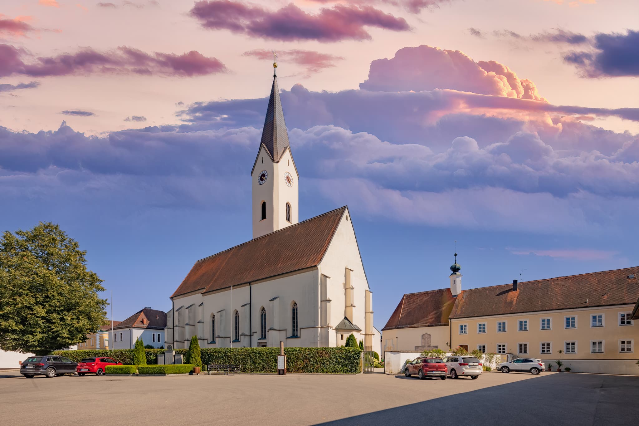 Pfarrkirche Maria Himmelfahrt, Bad Griesbach, Passau - Die malerische Pfarrkirche Maria Himmelfahrt in Karpfham, Bad Griesbach im Landkreis Passau, ist ein Juwel Niederbayerns und des Bäderdreiecks in Deutschland.