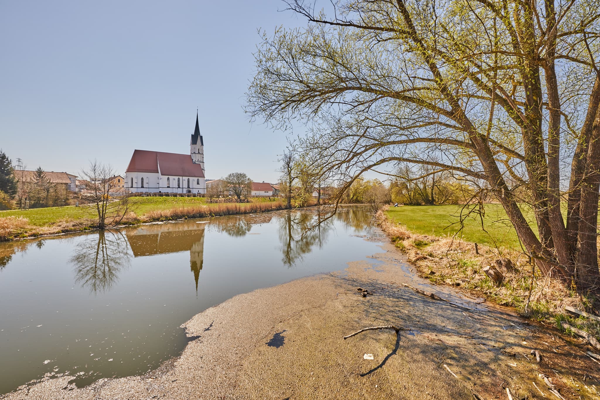 Pfarrkirche Mariä Heimsuchung, Rott, Unterdietfurt - Pfarrkirche Mariä Heimsuchung spiegelt sich in der Rott, Unterdietfurt, Landkreis Rottal-Inn, Niederbayern, Deutschland.