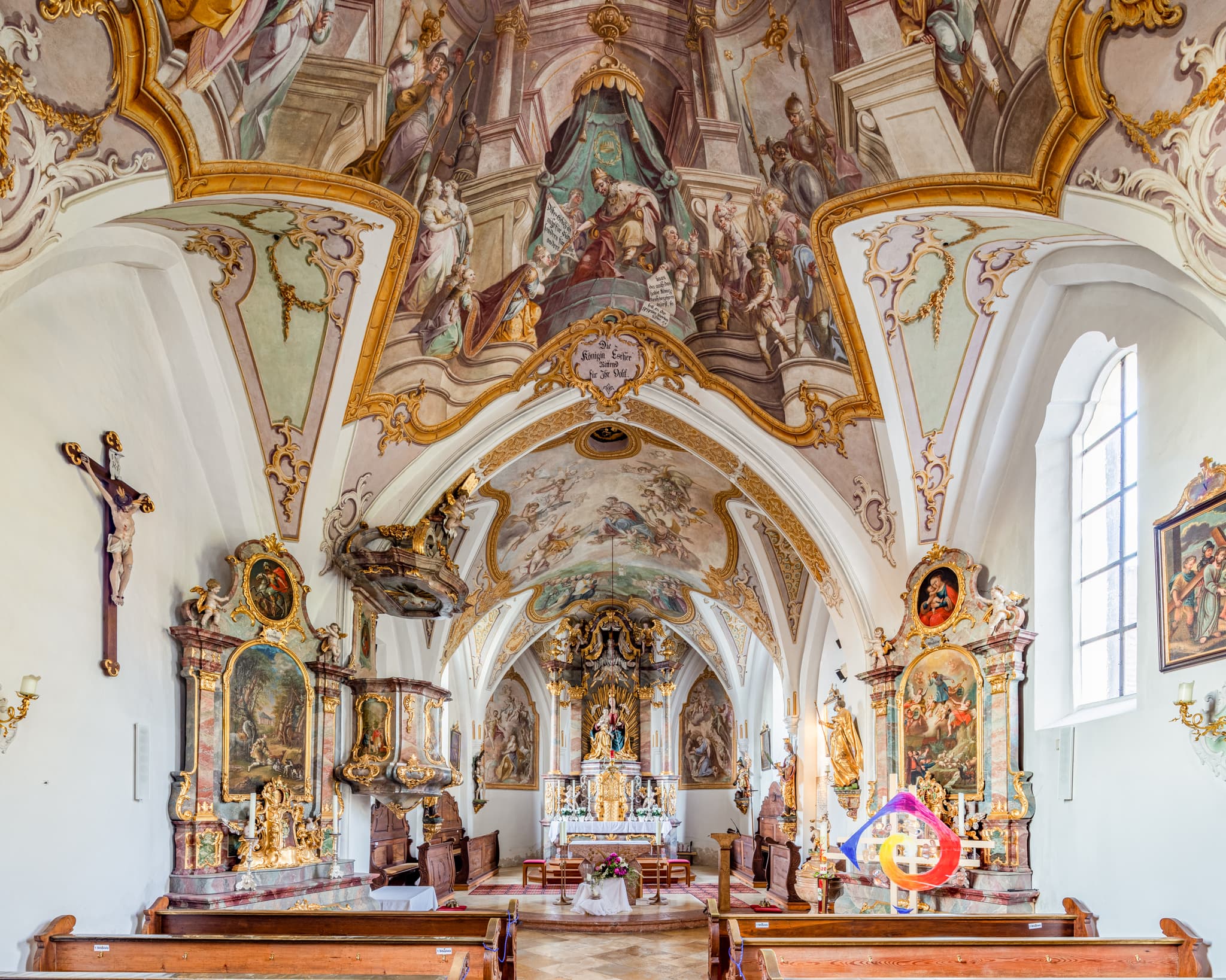 Pfarrkirche Mariä Himmelfahrt, Altar, Alzgern, Altötting - Mariä-Himmelfahrt Pfarrkirche in Alzgern, Neuötting, Altötting, Oberbayern, Region Inn-Salzach, Bayern, Deutschland. Bild zeigt die Kirche mit einem Maibaum.