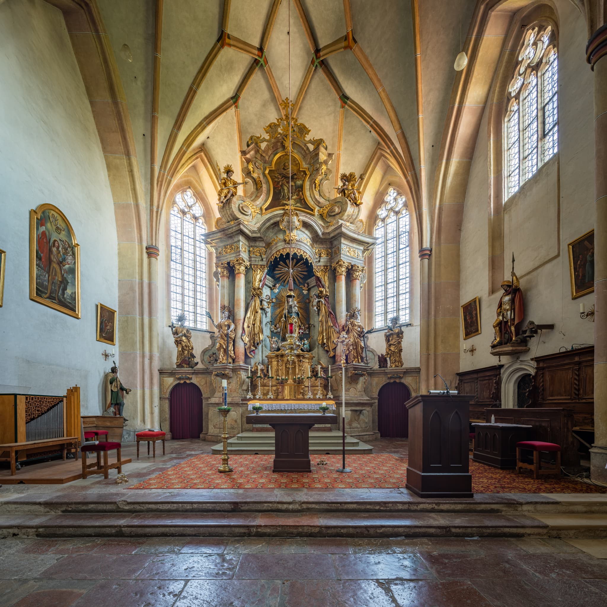 Pfarrkirche Mariä Himmelfahrt, Asten, Tittmoning, Oberbayern - Die Pfarrkirche Mariä Himmelfahrt in Asten, Landkreis Traunstein, Oberbayern, Deutschland. Ein beeindruckendes Beispiel barocker Kirchenarchitektur.