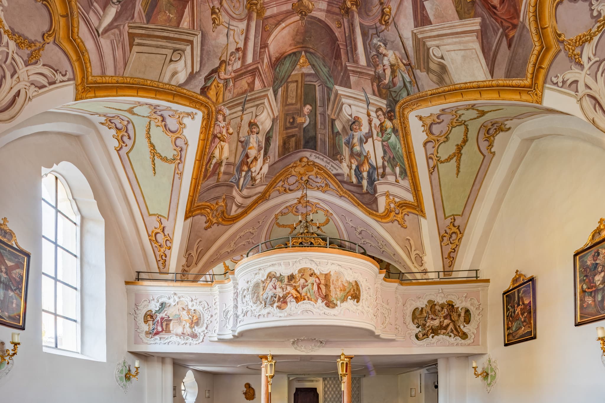 Pfarrkirche Mariä Himmelfahrt, Empore, Alzgern, Altötting - Mariä-Himmelfahrt Pfarrkirche in Alzgern, Neuötting, Altötting, Oberbayern, Region Inn-Salzach, Bayern, Deutschland. Bild zeigt die Kirche mit einem Maibaum.