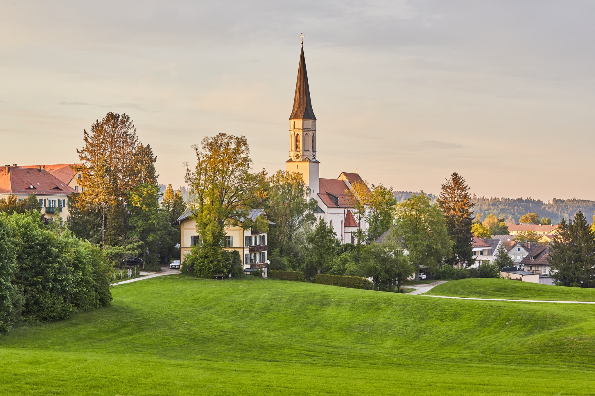 Pfarrkirche Mariä Himmelfahrt, Haag, Mühldorf am Inn - Die Pfarrkirche Mariä Himmelfahrt in Haag, Mühldorf am Inn, Oberbayern. Das markante Gotteshaus prägt die Landschaft der Region Inn-Salzach in Deutschland.