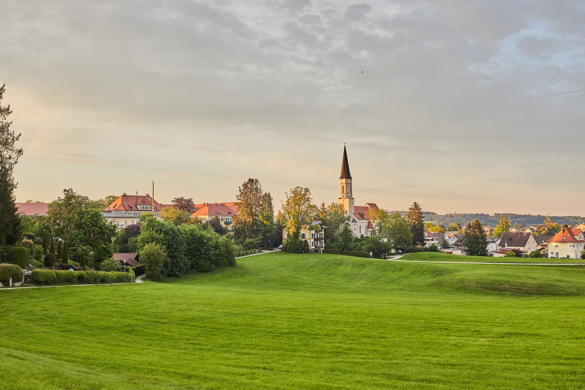 Pfarrkirche Mariä Himmelfahrt, Haag, Mühldorf am Inn - Die Pfarrkirche Mariä Himmelfahrt in Haag, Mühldorf am Inn, Oberbayern. Das markante Gotteshaus prägt die Landschaft der Region Inn-Salzach in Deutschland.