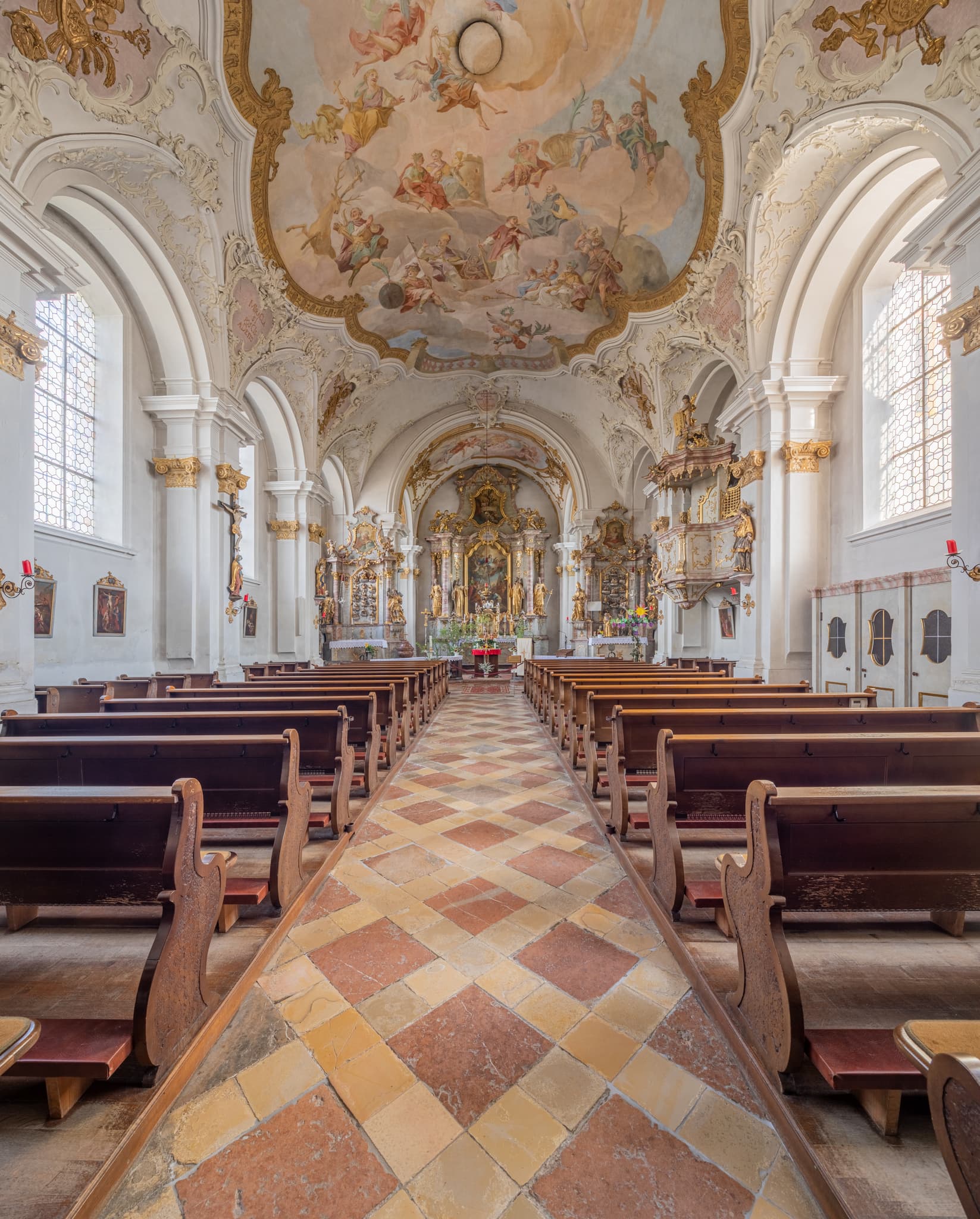 Pfarrkirche Mariä Himmelfahrt, Margarethenberg Innenansicht - Pfarrkirche Margarethenberg in Burgkirchen, Altötting, Oberbayern. Barocke Kirche in der Region Inn-Salzach mit aufwendigen Deckenmalereien und Altar.