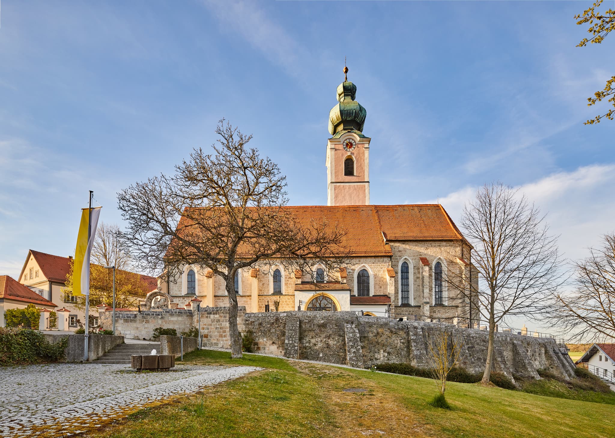 Pfarrkirche Mehring St. Martinus, Altötting, Oberbayern - Pfarrkirche Mehring St. Martinus, Landkreis Altötting, Oberbayern. Das historische Gebäude ist typisch für die Region Inn-Salzach in Deutschland.