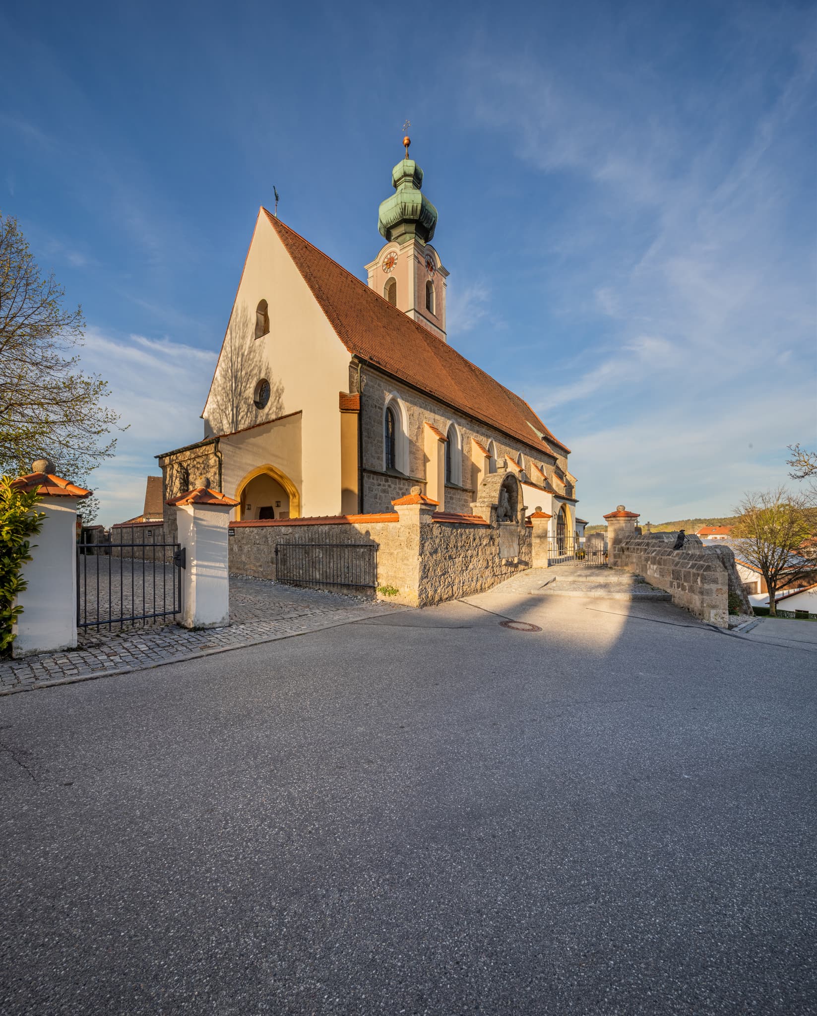Pfarrkirche Mehring St. Martinus, Altötting, Oberbayern - Die Pfarrkirche in Mehring, Landkreis Altötting,  Oberbayern. Kirche mit Vorplatz in der Region Inn-Salzach in Deutschland.