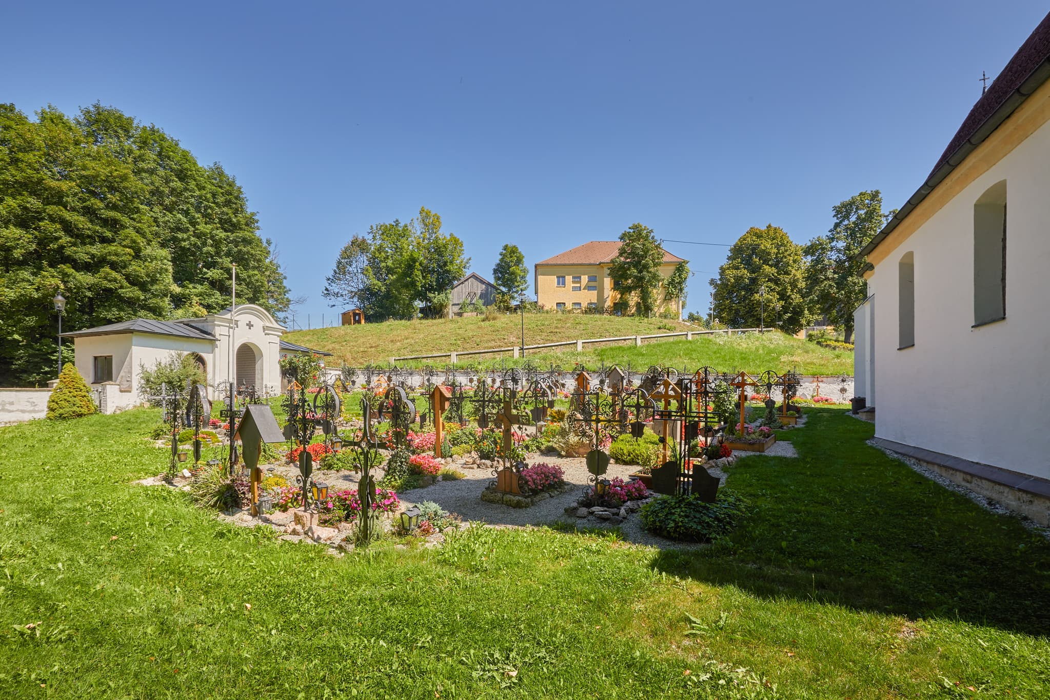 Pfarrkirche Radegundis Firedhof, St. Radegund, Braunau - Pfarrkirche Radegundis Firedhof in St. Radegund, einer Gemeinde im Landkreis Braunau am Inn, Oberösterreich, im Innviertel, Österreich.