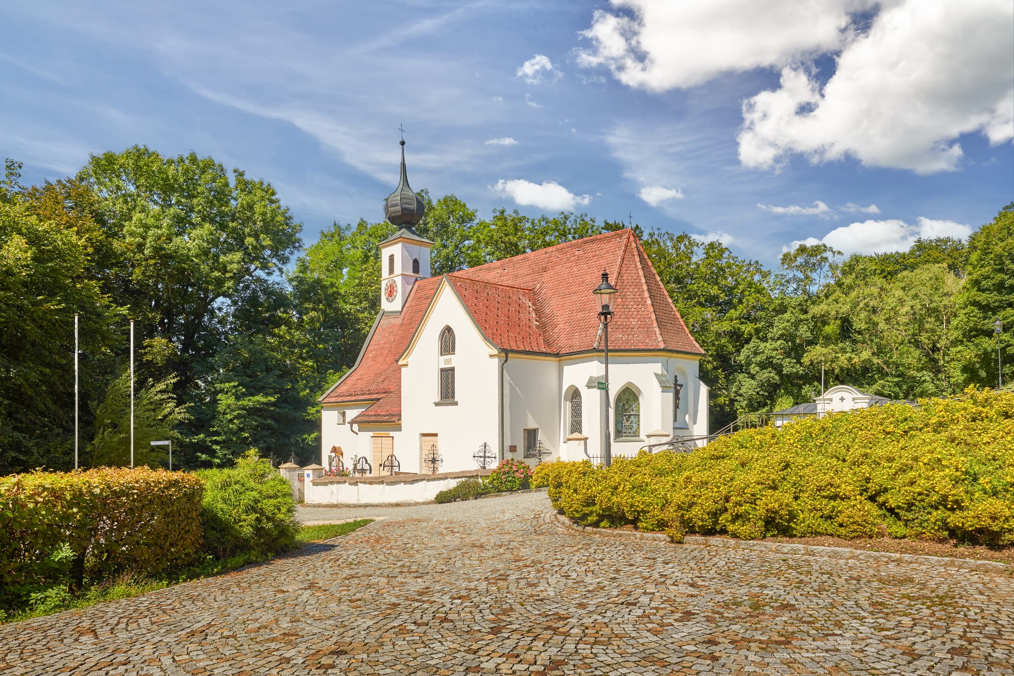 Pfarrkirche Radegundis, Hadermarkt, Braunau am Inn - Pfarrkirche Radegundis in Hadermarkt, St. Radegund, Braunau am Inn, Oberösterreich, Innviertel, Österreich. Kirchengebäude in grüner Landschaft.