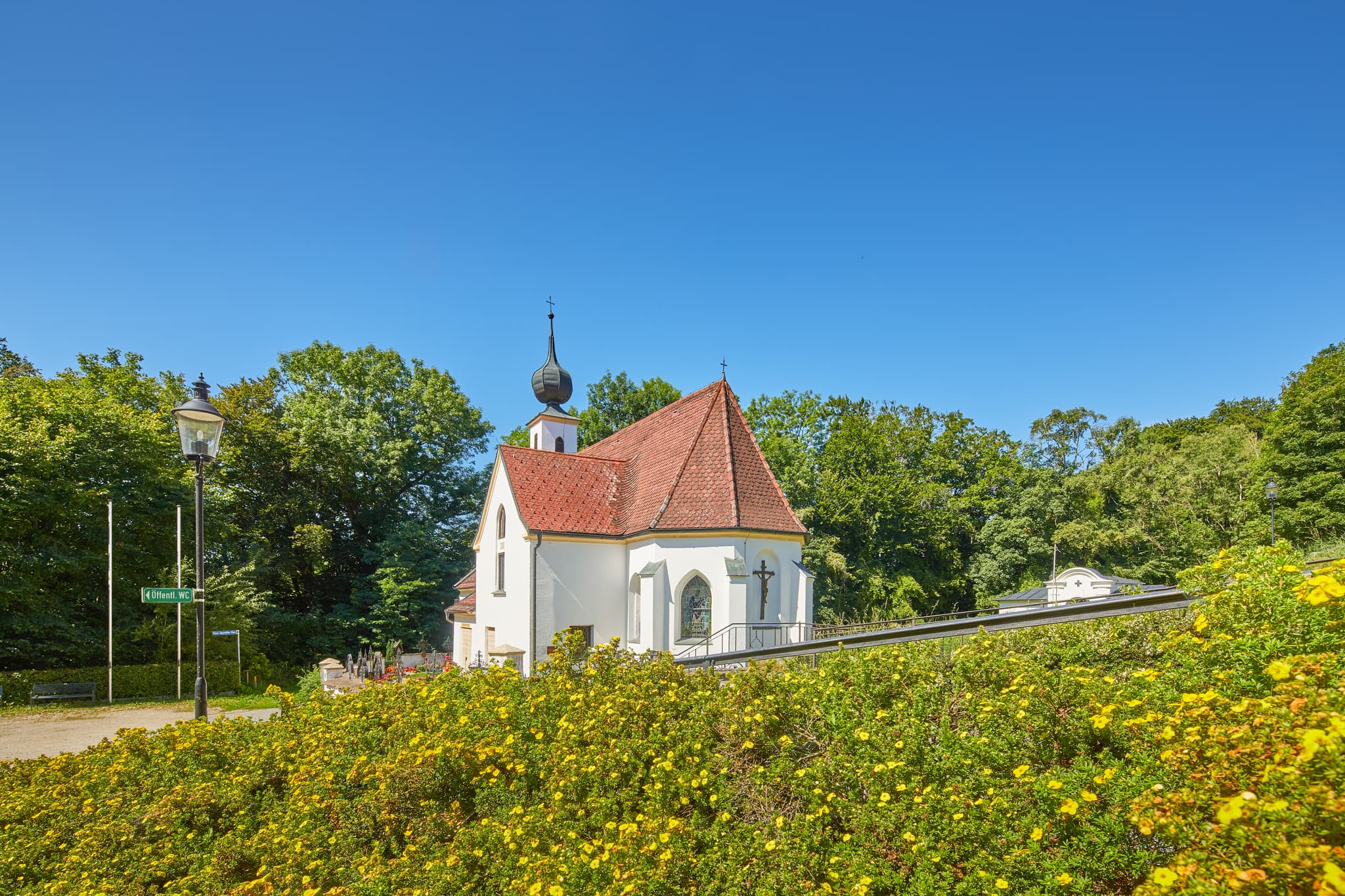 Pfarrkirche Radegundis, Hadermarkt, Braunau am Inn - Pfarrkirche Radegundis in Hadermarkt, St. Radegund, Braunau am Inn, Oberösterreich, Innviertel, Österreich. Kirchengebäude in grüner Landschaft.