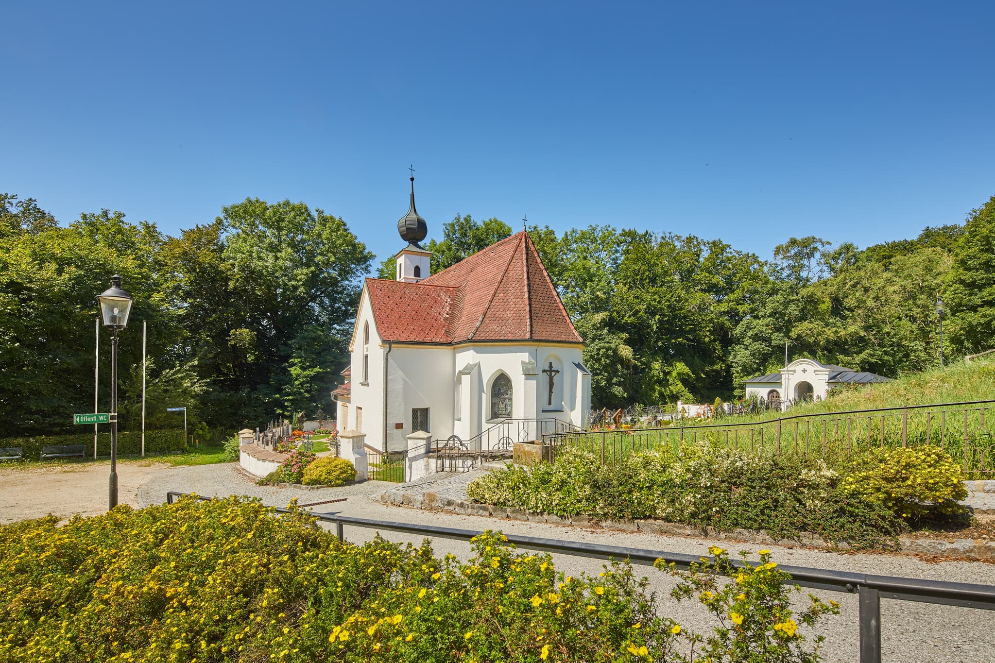 Pfarrkirche Radegundis, Hadermarkt, Braunau am Inn - Pfarrkirche Radegundis in Hadermarkt, St. Radegund, Braunau am Inn, Oberösterreich, Innviertel, Österreich. Kirchengebäude in grüner Landschaft.