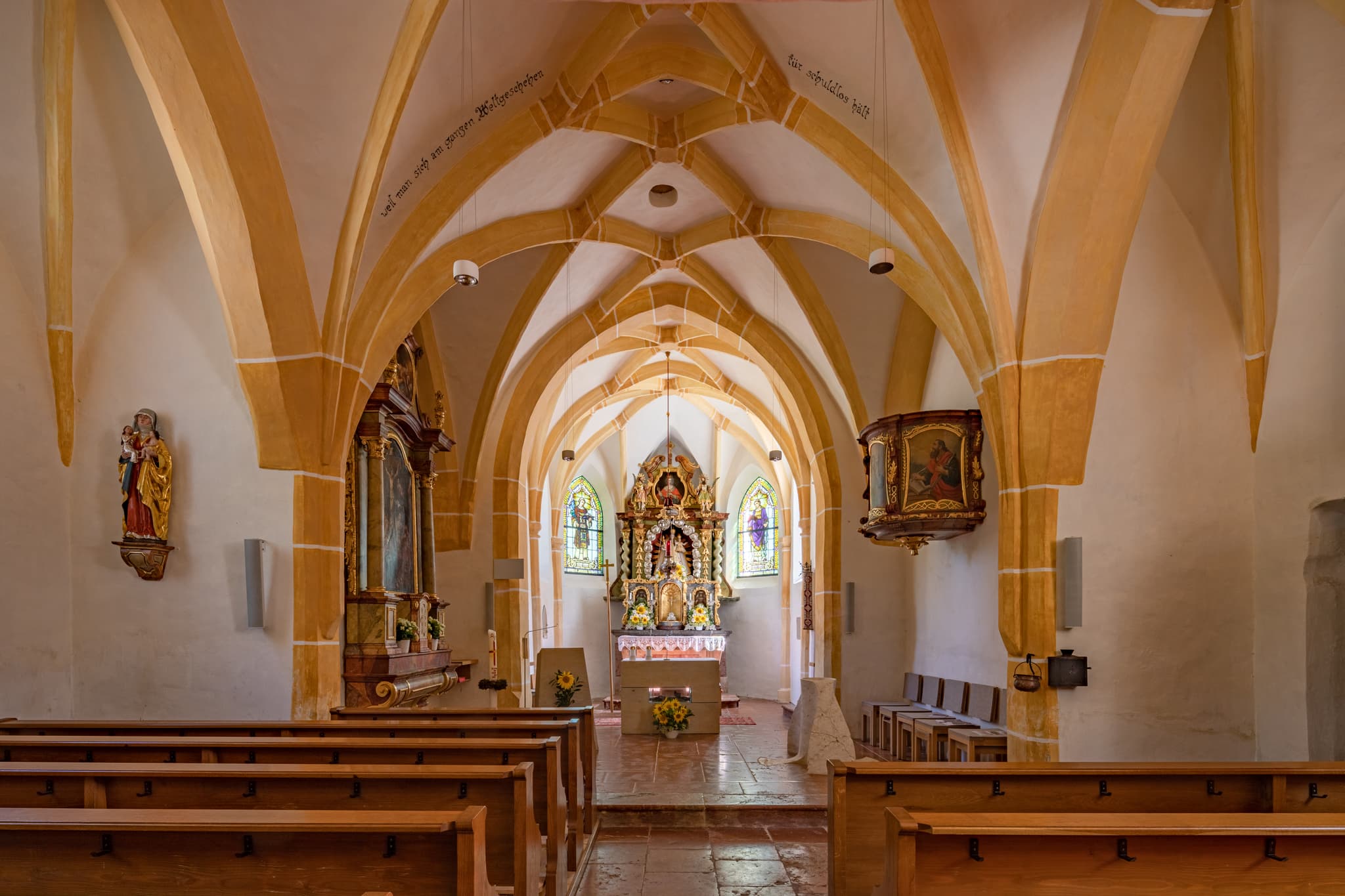 Pfarrkirche Radegundis in Hadermarkt, Braunau am Inn - Innenansicht Pfarrkirche Radegundis in Hadermarkt, St. Radegund, Bezirk Braunau am Inn, Oberösterreich, Innviertel, Österreich. Altar, Kanzel, Kirchenschiff.
