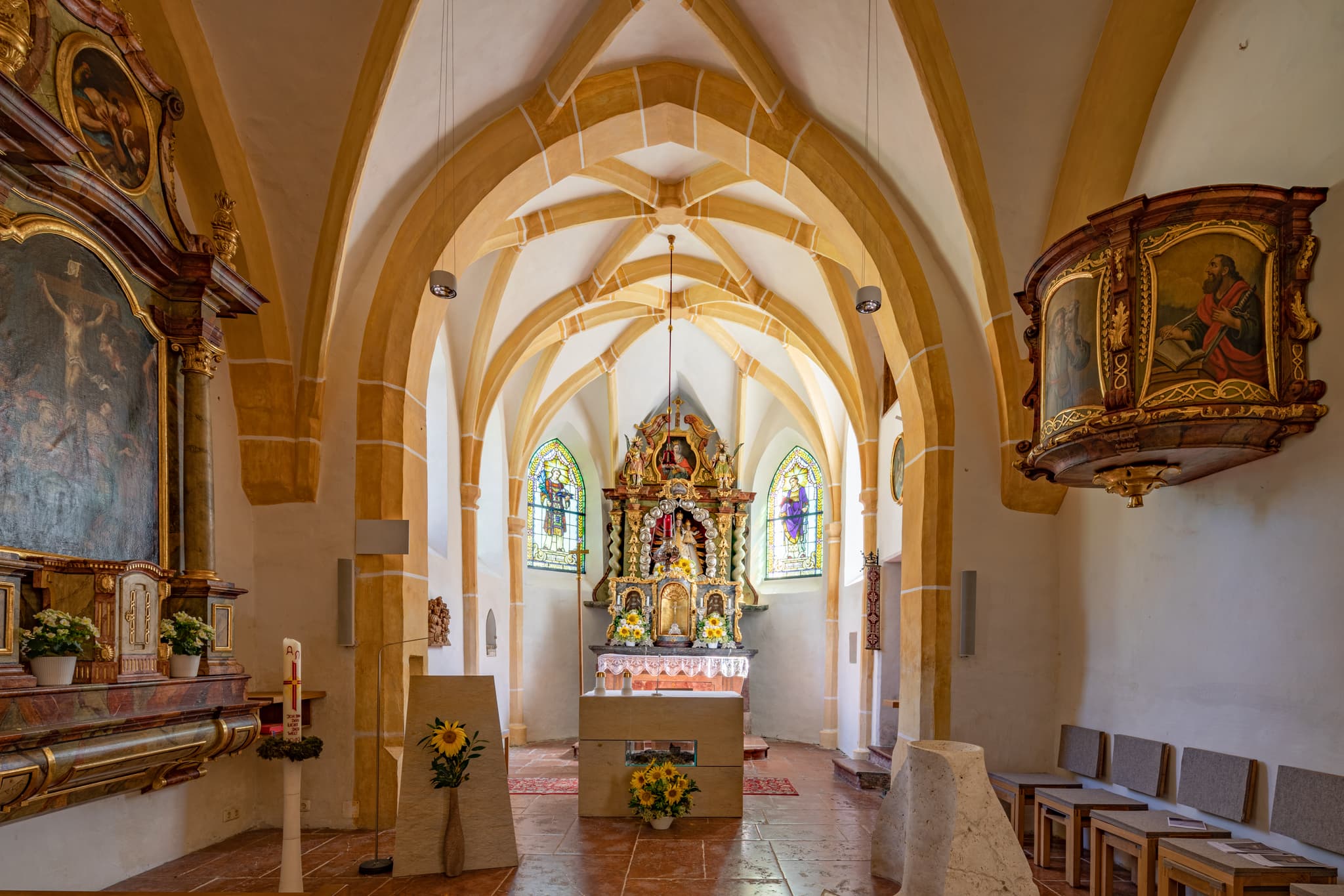 Pfarrkirche Radegundis in Hadermarkt, Braunau am Inn - Innenansicht Pfarrkirche Radegundis in Hadermarkt, St. Radegund, Bezirk Braunau am Inn, Oberösterreich, Innviertel, Österreich. Altar, Kanzel, Kirchenschiff.
