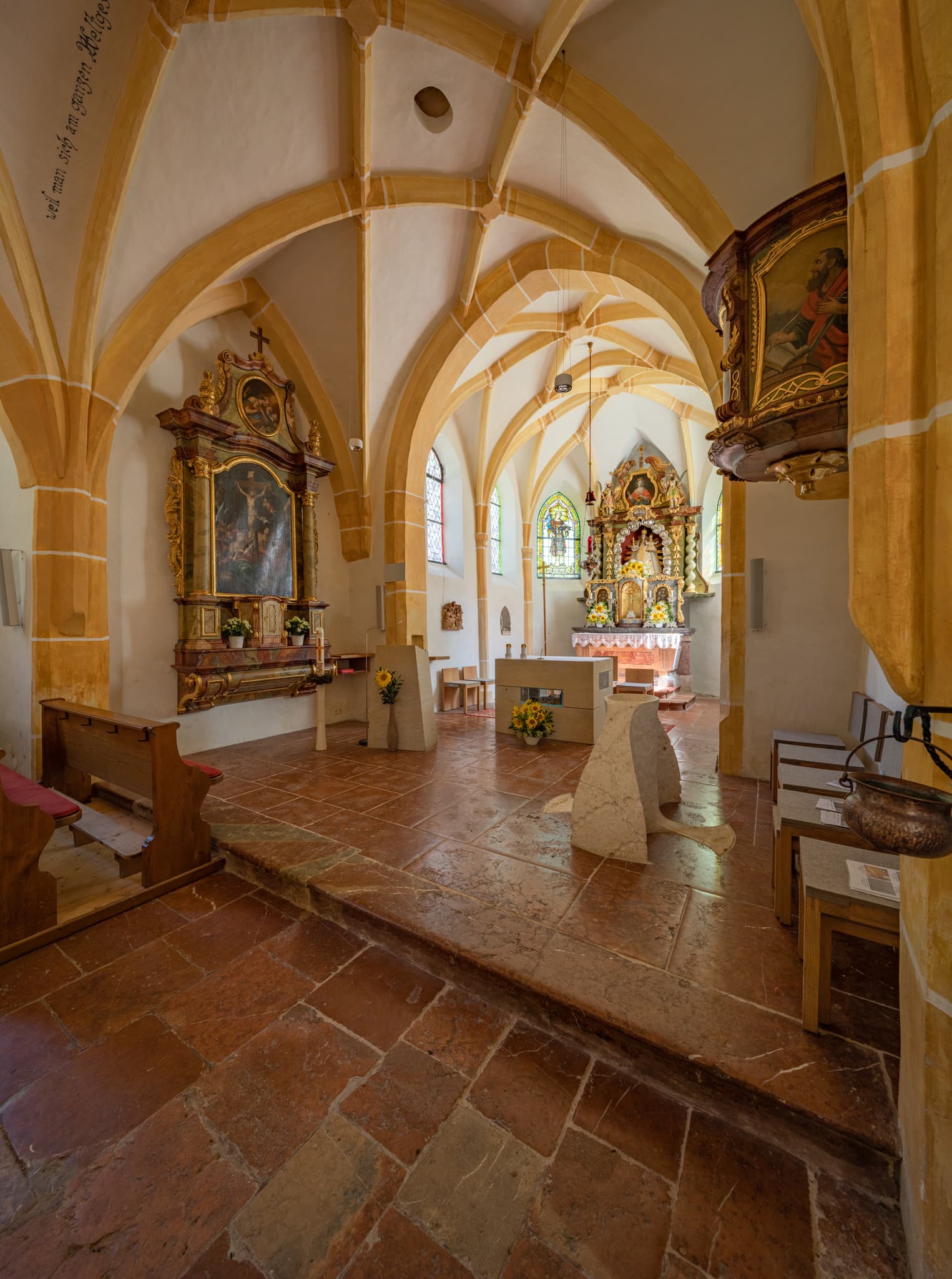 Pfarrkirche Radegundis in Hadermarkt, Braunau am Inn - Innenansicht Pfarrkirche Radegundis in Hadermarkt, St. Radegund, Bezirk Braunau am Inn, Oberösterreich, Innviertel, Österreich. Altar, Kanzel, Kirchenschiff.