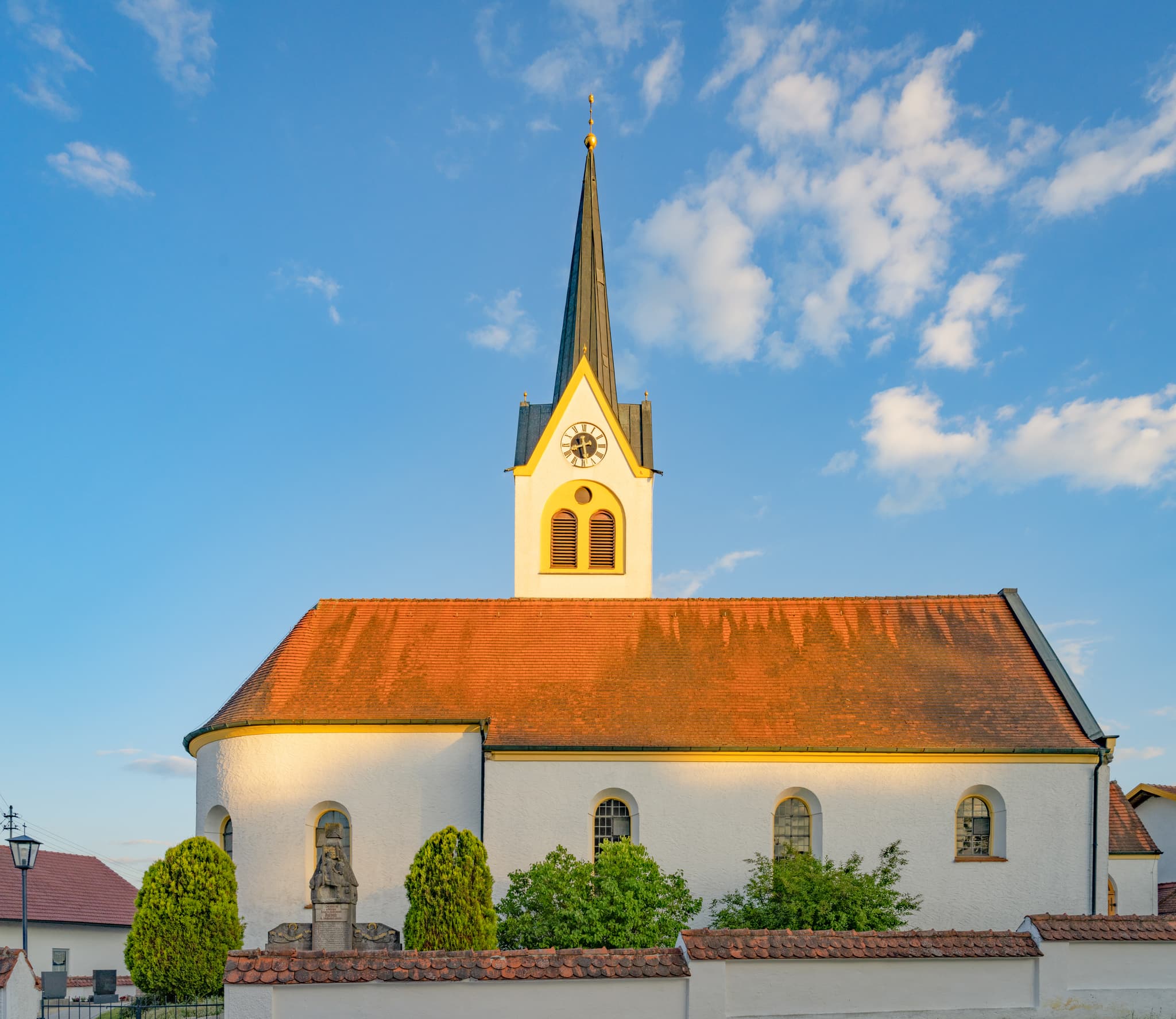 Pfarrkirche St. Ägidius, Roßbach, Mühldorf, Oberbayern - Pfarrkirche St. Ägidius in Roßbach, Mühldorf am Inn, Oberbayern. Historische Kirche in Inn-Salzach, Deutschland.