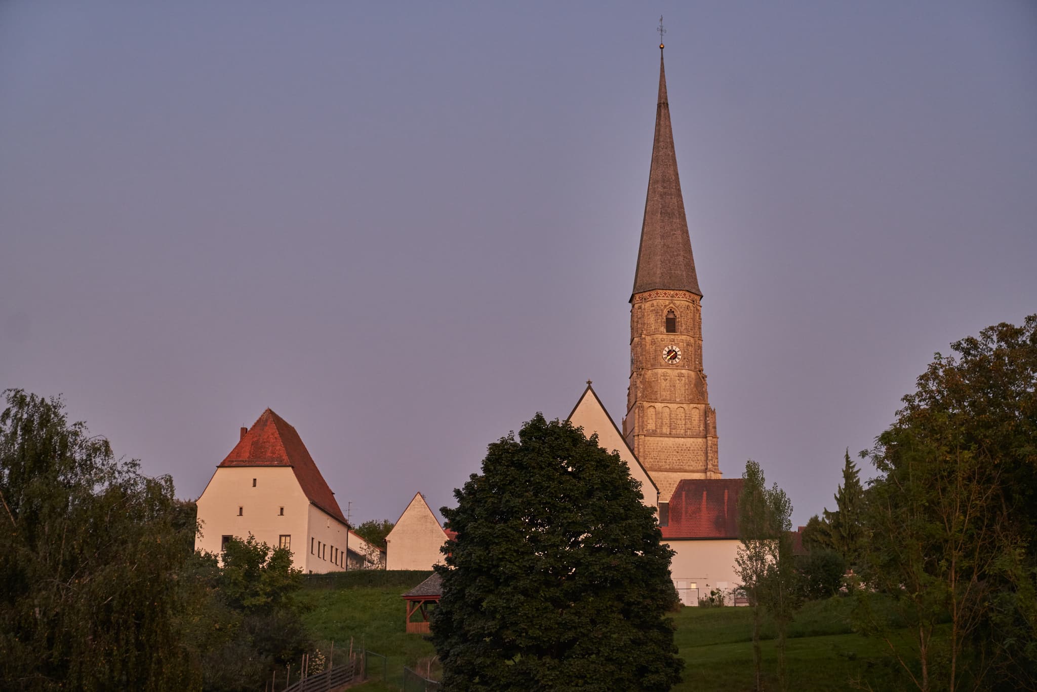 Pfarrkirche St. Alban, Taubenbach, Landkreis Rottal-Inn - Die Pfarrkirche St. Alban in Taubenbach, Gemeinde Reit, ist mit seinem mächtigen Turm ein auffälliges Bauwerk.