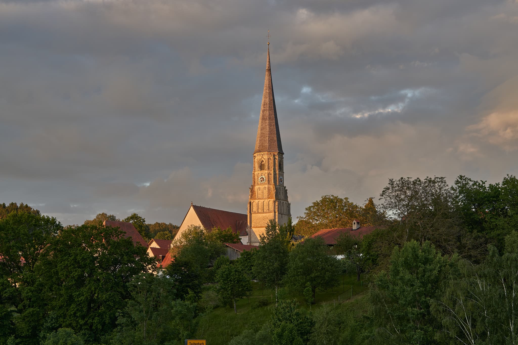 Pfarrkirche St. Alban, Taubenbach, Landkreis Rottal-Inn - Die Pfarrkirche St. Alban in Taubenbach, Landkreis Rottal-Inn ist ein beeindruckendes Beispiel sakraler Architektur.