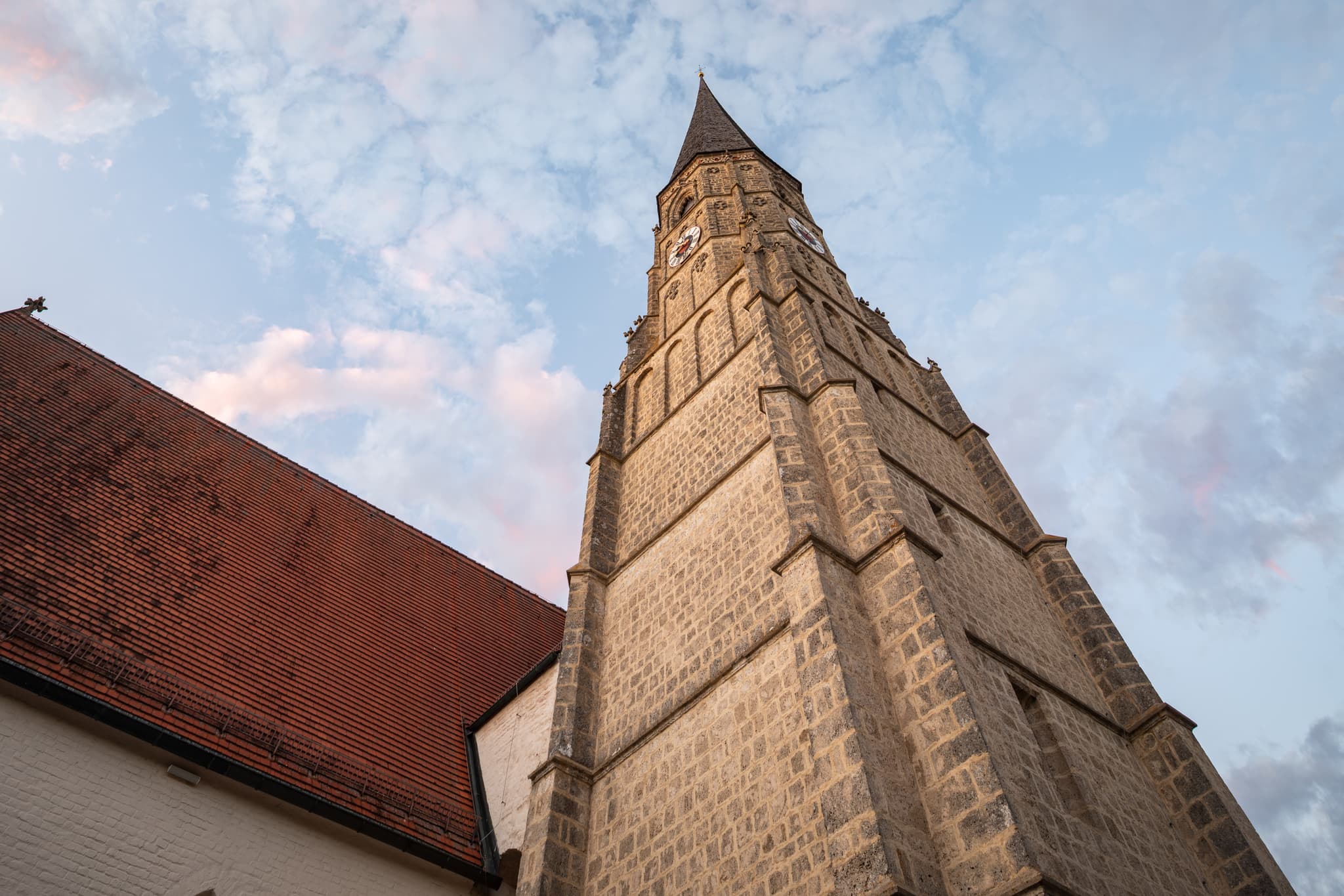 Pfarrkirche St. Alban Turm, Taubenbach, Landkreis Rottal-Inn - Der Turm der Pfarrkirche St. Alban in Taubenbach, Landkreis Rottal-Inn, Bayern, Deutschland. Ein beeindruckendes Beispiel regionaler Architektur.