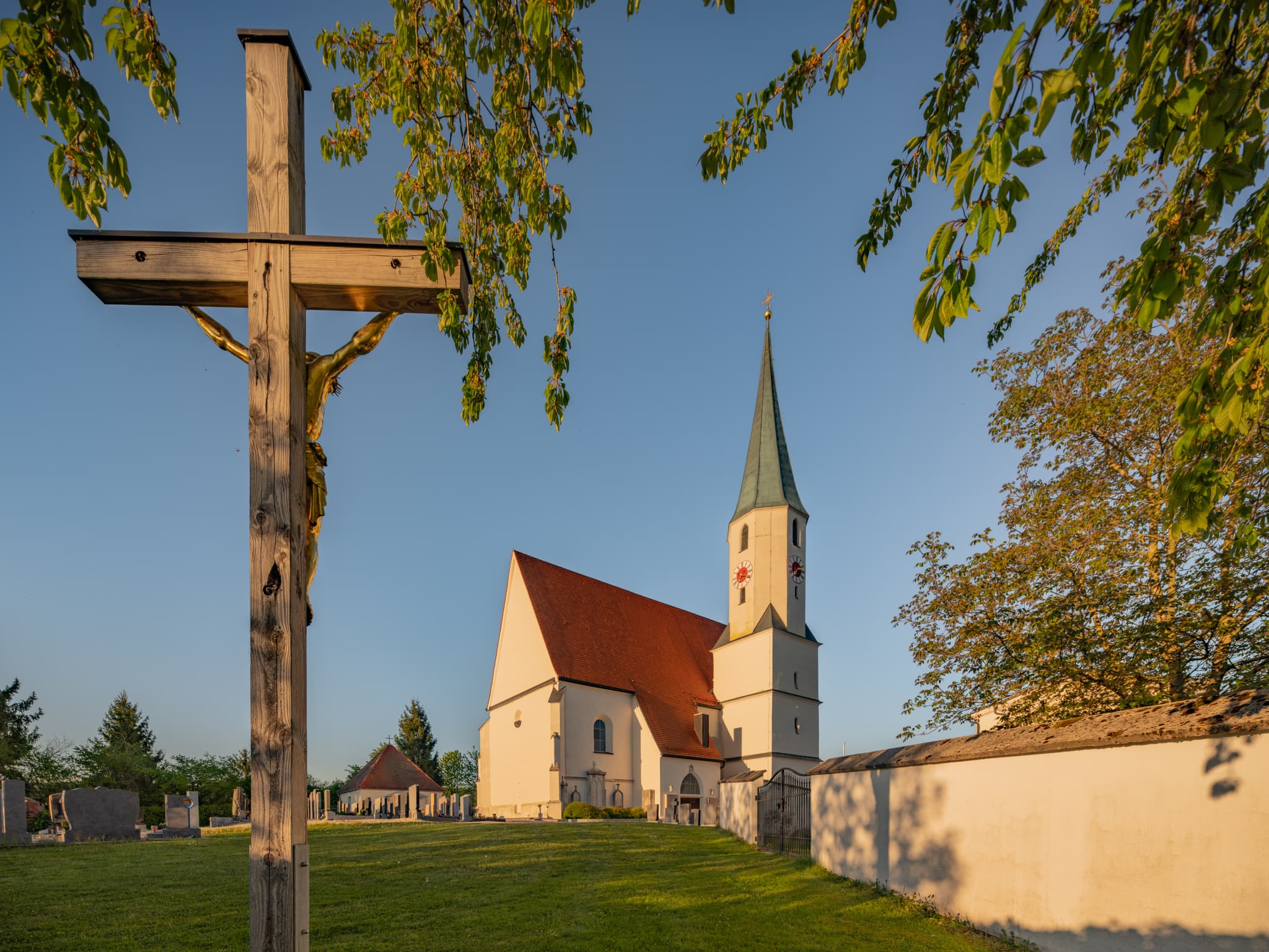 Pfarrkirche St. Georg und Urban, Stubenberg, Rottal-Inn · Pfarrkirche St. Georg und Urban im Abendlicht