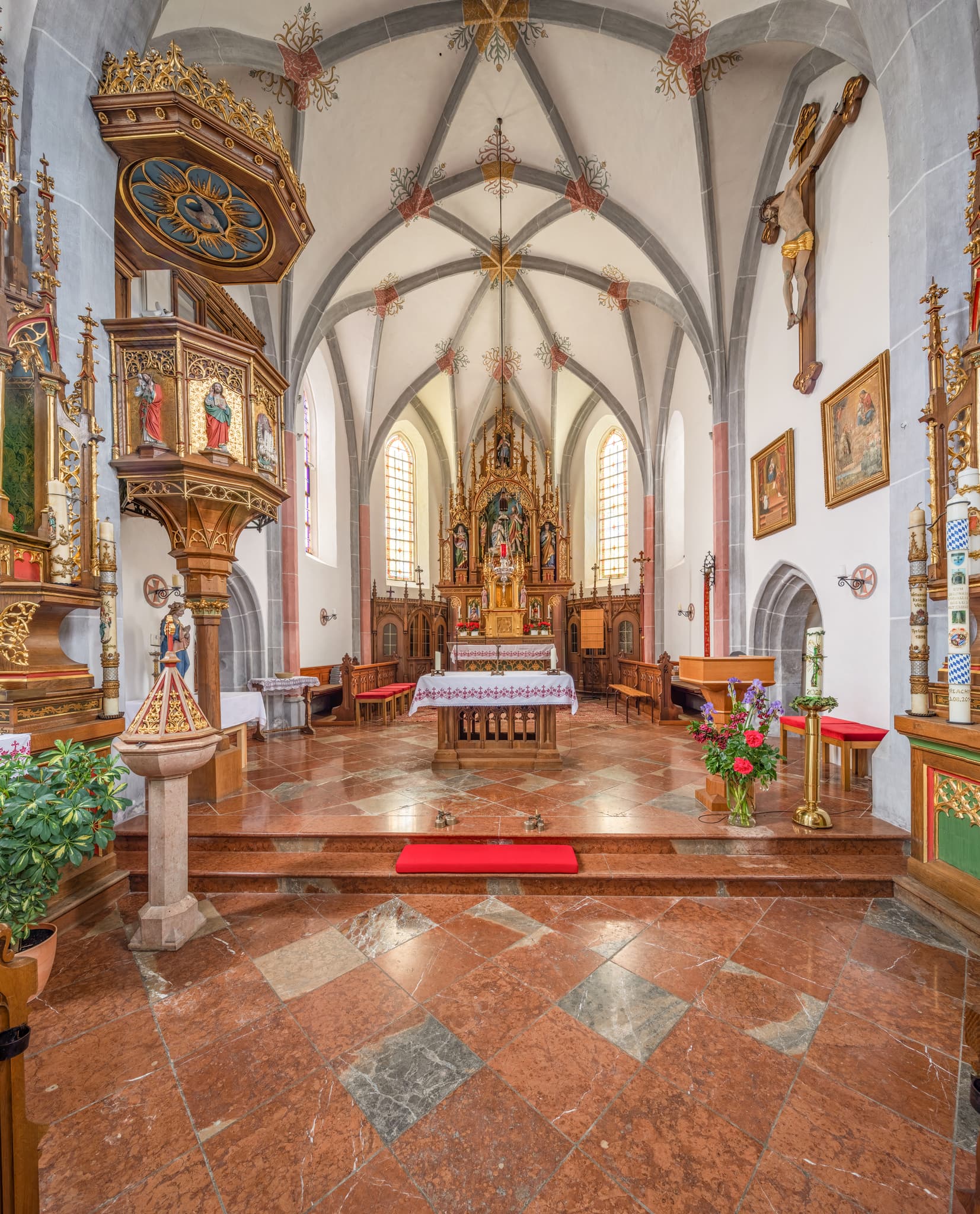 Pfarrkirche St. Johann Baptist, Altötting, Oberbayern - Innenansicht der Pfarrkirche St. Johann Baptist in Tyrlaching, Altötting, Oberbayern, Deutschland, Region Inn-Salzach zeigt Altar, Kanzel und Kreuz