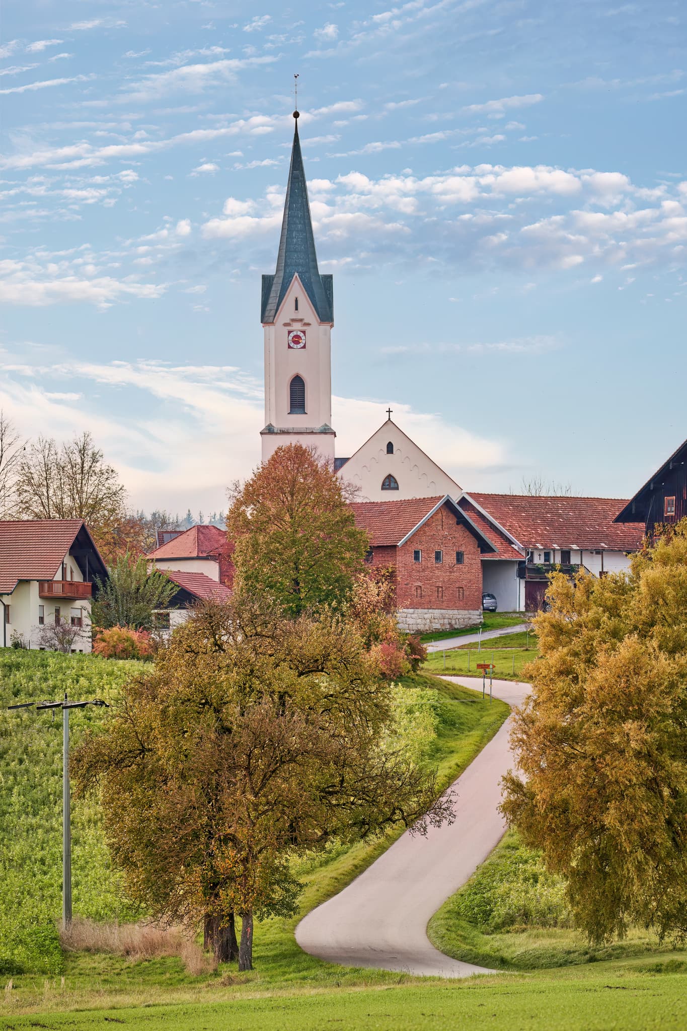 Pfarrkirche St. Johannes der Täufer, Weng, Bad Griesbach - Die malerische Kirche in Weng, Bad Griesbach, Landkreis Passau, Niederbayern, Bäderdreieck. Herbstaufnahme aus Deutschland mit Landkirche und Weg.