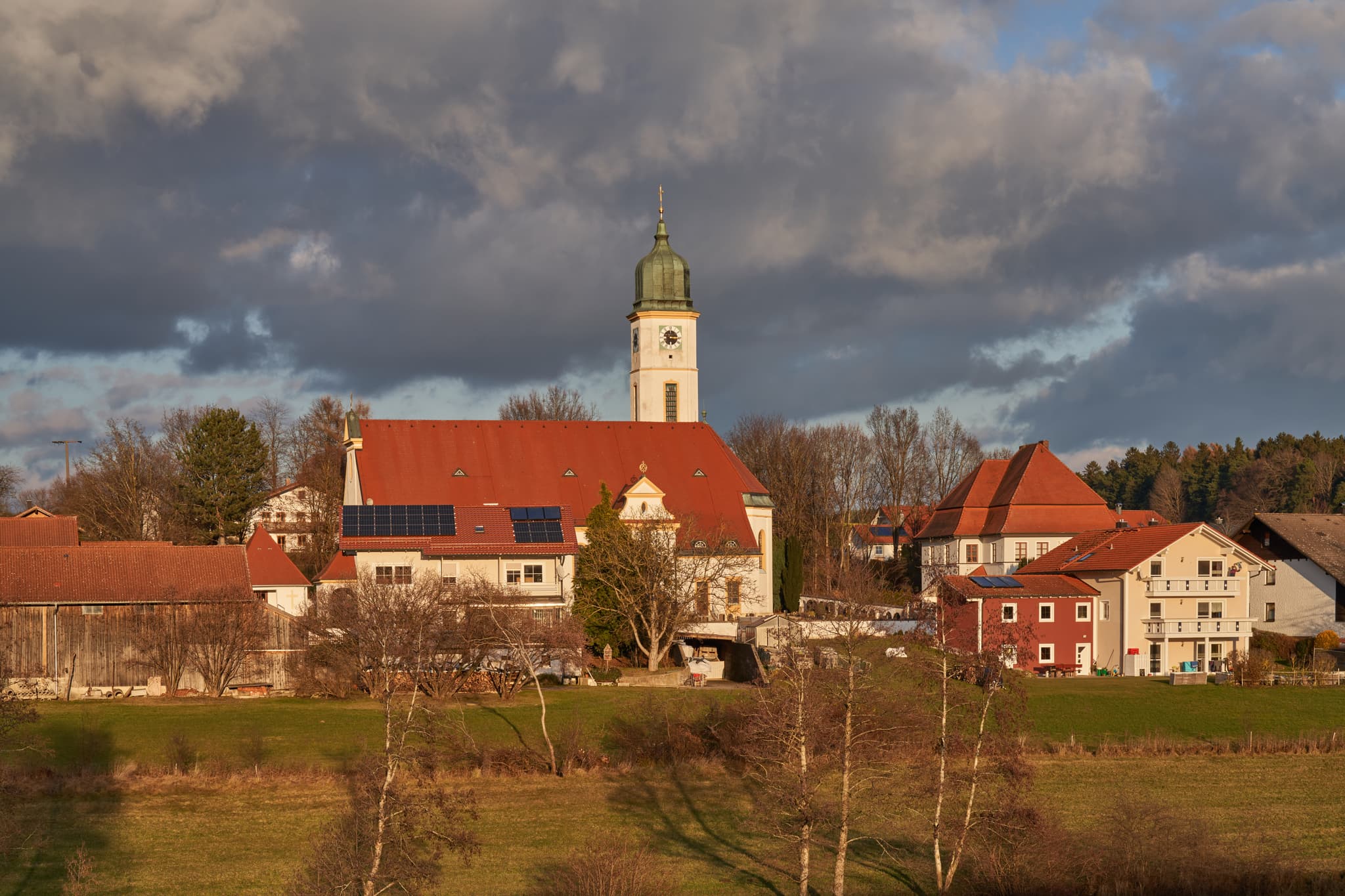 Pfarrkirche St. Maria P. B., Ulbering, Rottal-Inn, Niederb. - Pfarrkirche St. Maria Patrona Bavariae in Ulbering, Wittibreut, Rottal-Inn, Niederbayern, Deutschland. Ländliche Szene im Bäderdreieck mit Kirche.