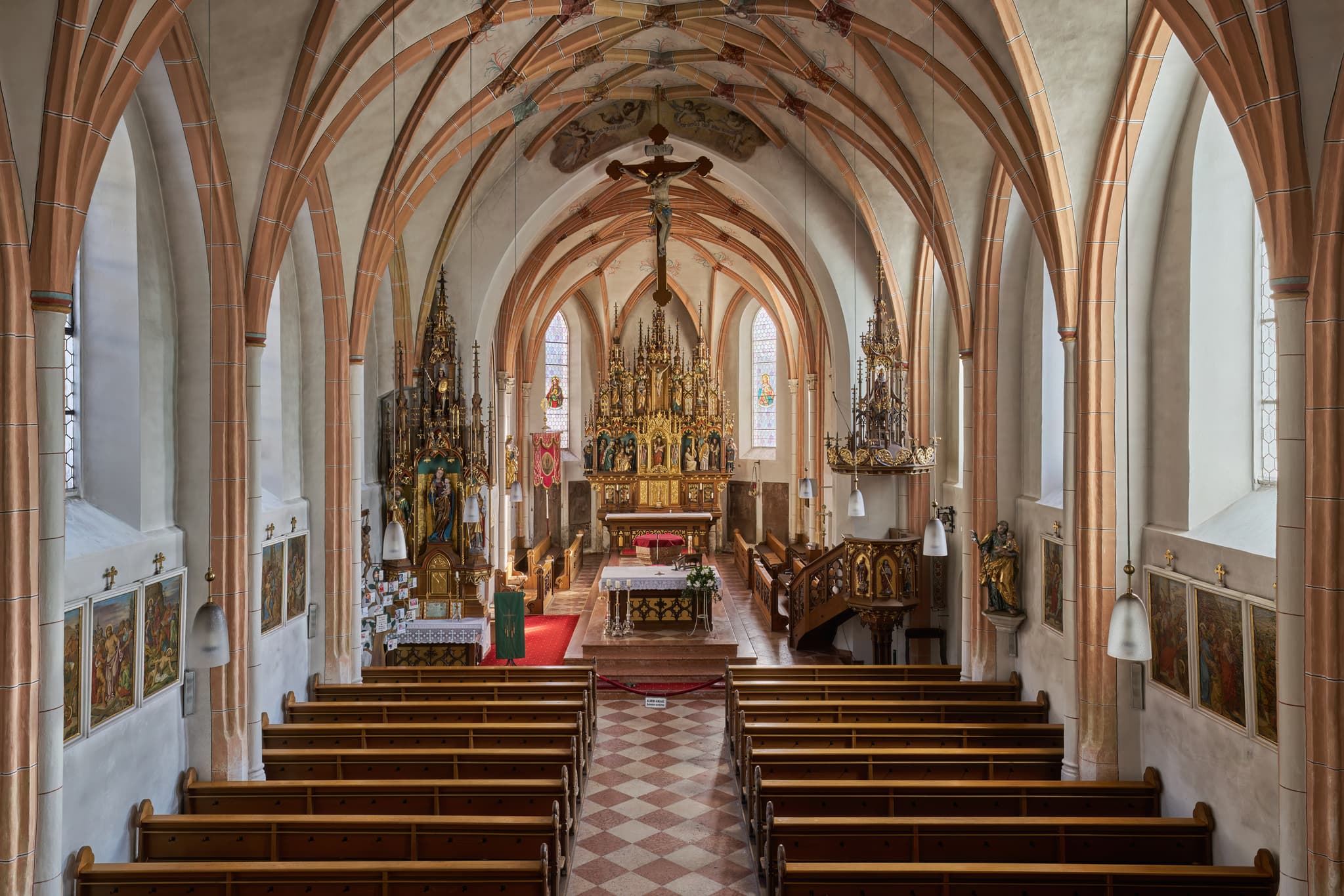 Pfarrkirche St. Martinus, 1. Empore, Zeilarn, Niederbayern - Innenansicht der Pfarrkirche St. Martinus in Zeilarn, Landkreis Rottal-Inn, Niederbayern. Kirche im Holzland, Architektur, Gewölbedecke, Altären und Holzbänken.