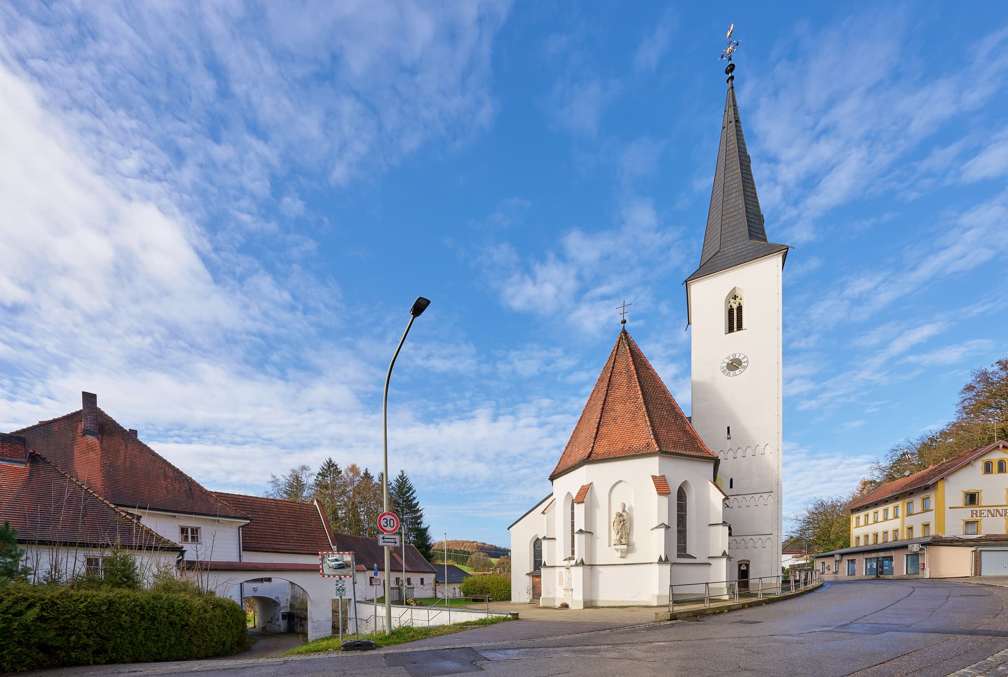 Pfarrkirche St. Martinus mit Pfarrhof, Zeilarn, Niederbayern - Die Pfarrkirche St. Martinus in Zeilarn, Landkreis Rottal-Inn, Niederbayern. Ein markantes Sakralgebäude im Holzland.