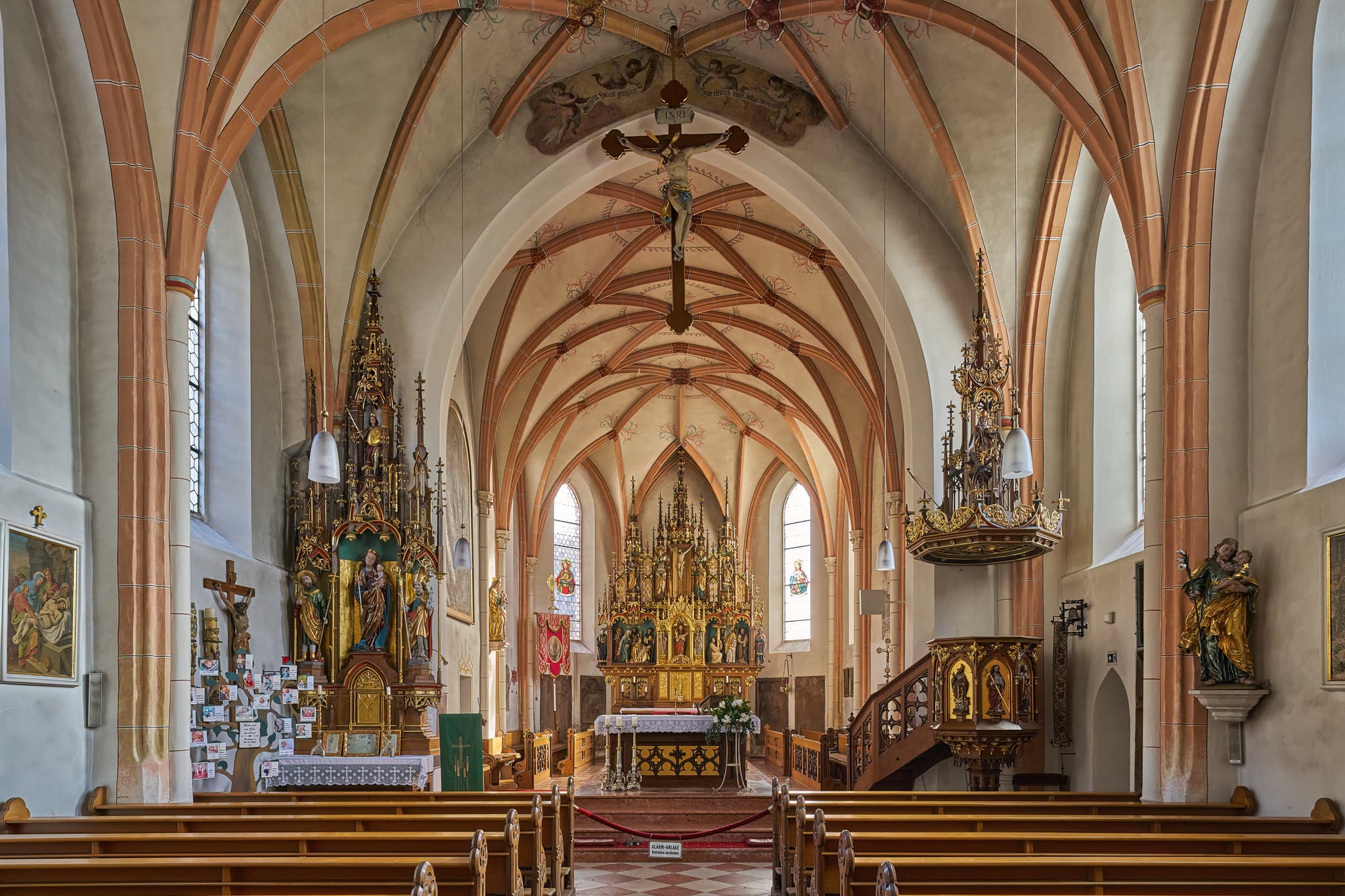 Pfarrkirche St. Martinus, Zeilarn, Niederbayern, Holzland - Pfarrkirche St. Martinus in Zeilarn, Landkreis Rottal-Inn, Niederbayern, Deutschland. Der Sakralbau im Holzland zeigt Altar, Kanzel, Kirchenschiff, Gewölbe.