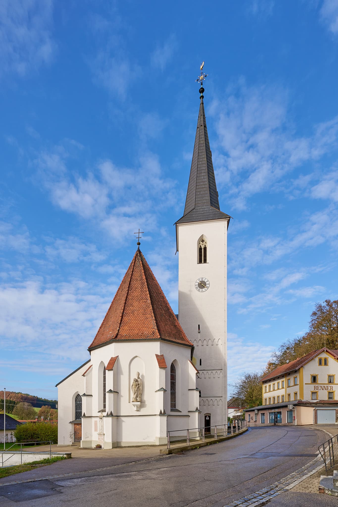 Pfarrkirche St. Martinus, Zeilarn, Niederbayern, Holzland - Die Pfarrkirche St. Martinus in Zeilarn, Rottal-Inn, Niederbayern, ist ein markantes Bauwerk im Holzland. Sie prägt das Orts- und Landschaftsbild.