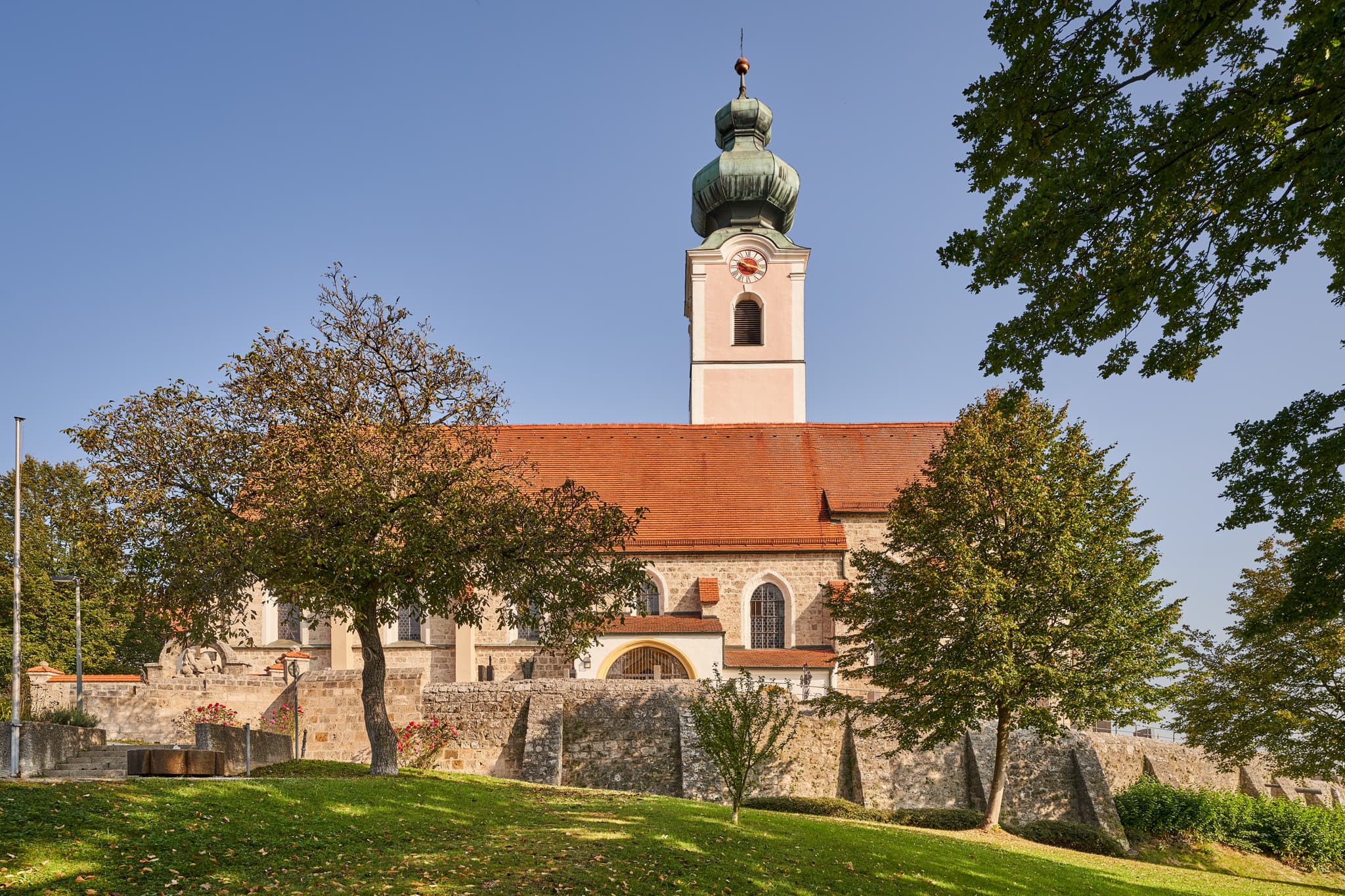 Pfarrkirche St. Michael, Mehring, Altötting, Oberbayern - Die Pfarrkirche St. Michael in Mehring, Altötting, Oberbayern, Deutschland, ist ein markantes Gotteshaus in der Region Inn-Salzach.