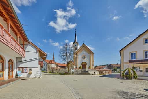 Pfarrkirche St. Peter und Paul, Ortskern Erlbach, Altötting