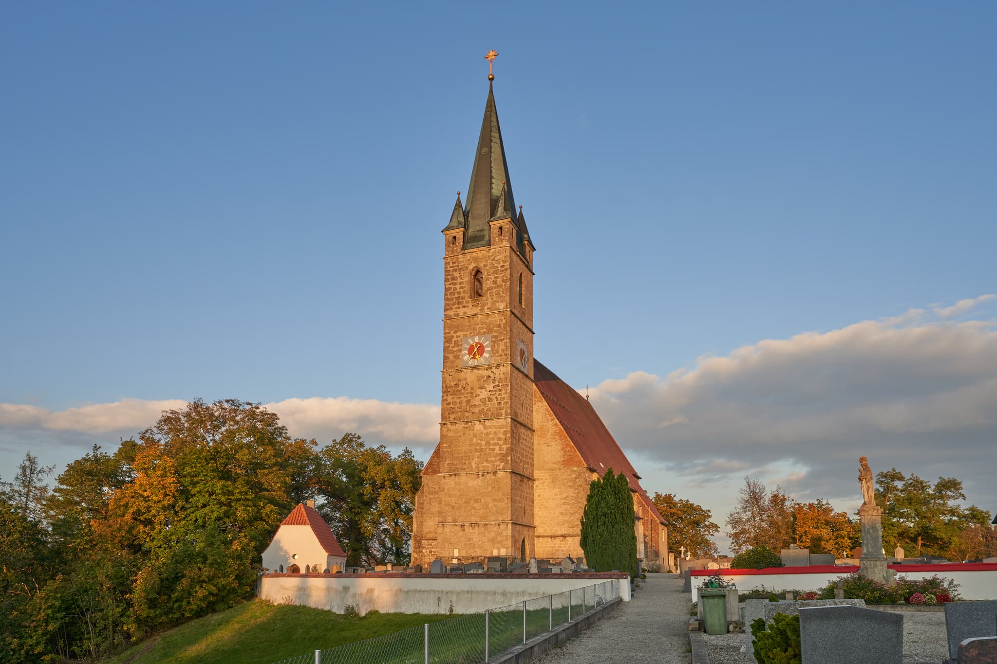 Pfarrkirche St. Rupertus, Burgkirchen am Wald, Altötting - Pfarrkirche St. Rupertus in Burgkirchen am Wald, Tüßling, Altötting, Oberbayern, Deutschland. Kirche, Turm, Friedhof im Abendlicht.