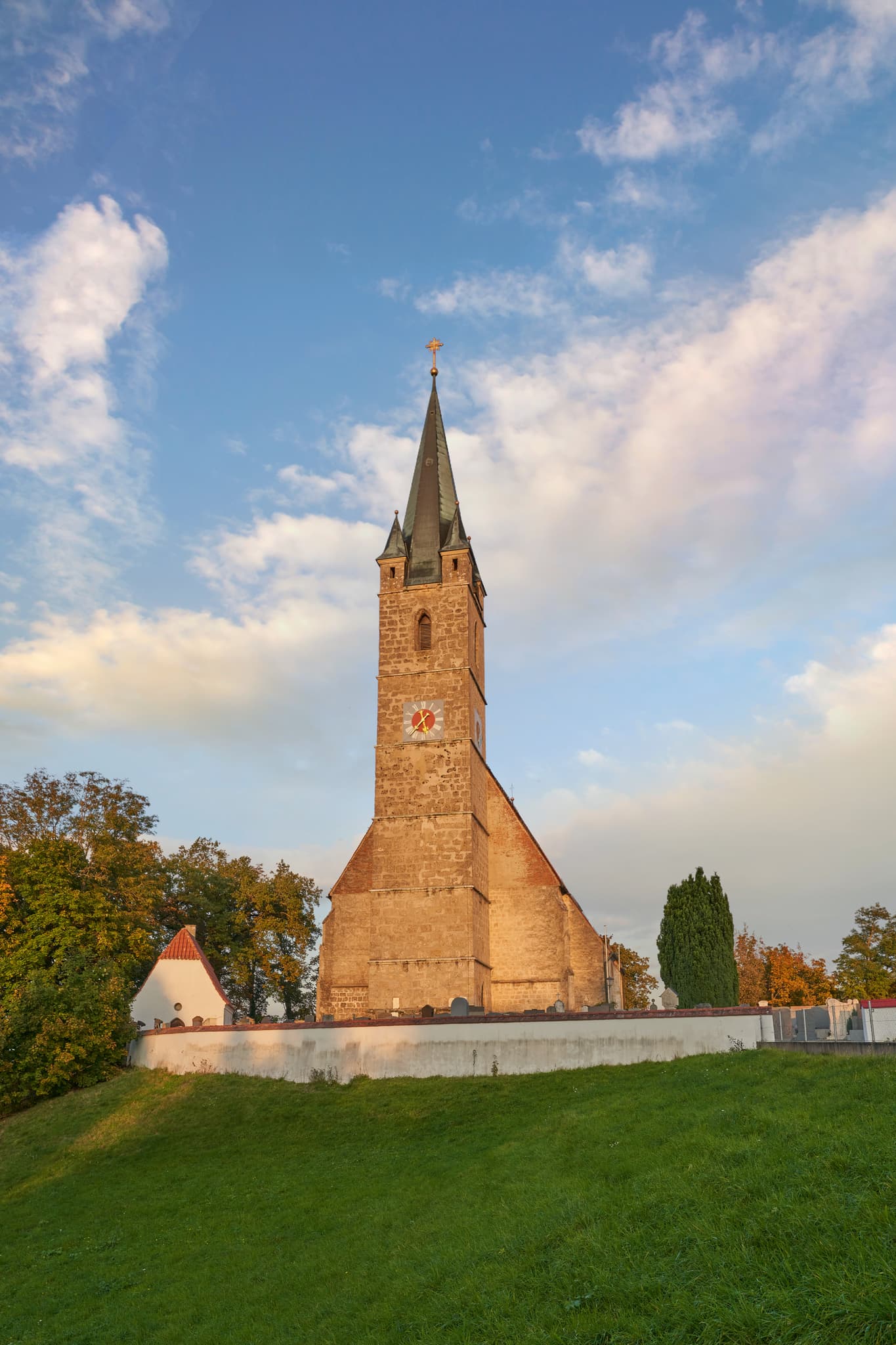 Pfarrkirche St. Rupertus, Burgkirchen am Wald, Altötting - Pfarrkirche St. Rupertus in Burgkirchen am Wald, Tüßling, Landkreis Altötting, Oberbayern. Die Kirche ist schön gelegen auf einer Anhöhe und von weiem zu sehen.